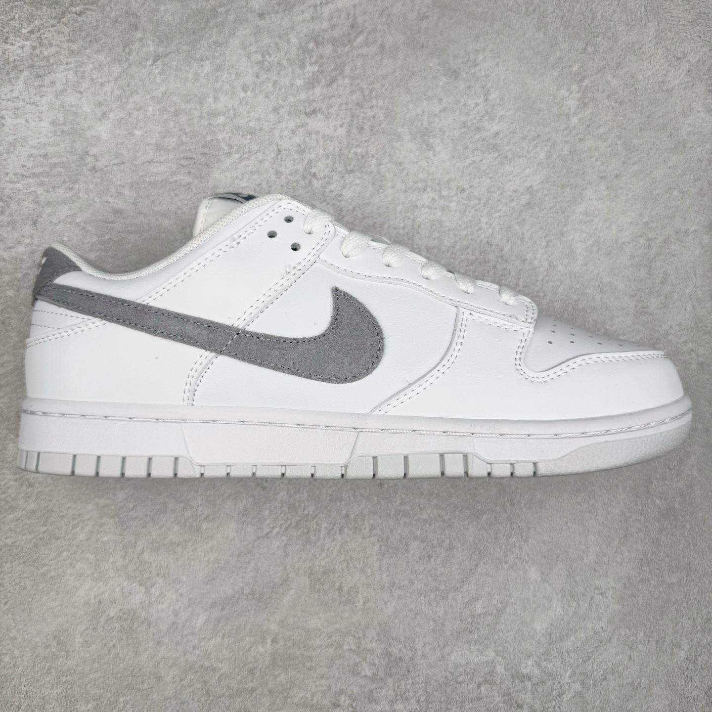 NK Dunk Low 白灰 IH0632-141 全新支线性价比拉满 迎合行情定价 正确头层皮料 细节均购入原鞋校对开发 全套原纸板楦头加持 细节品控鞋型稳定 独家私模官方最新原厂磨具打造大底 鞋头坡度极致还原 原盒原配 玻璃冲刀 超高清洁度 全鞋零毛边皮料切割 正确中底布背胶中底布拉帮走线 尺码：36 36.5 37.5 38 38.5 39 40 40.5 41 42 42.5 43 44 44.5 45 46-选品中心