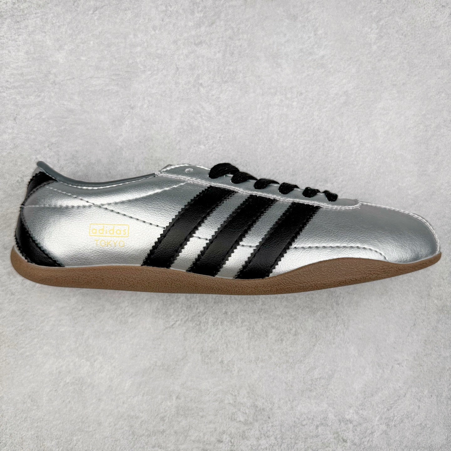 AD Originals Tokyo 东京限定系列复古百搭薄底德训风低帮休闲运动T头鞋 JQ3024 ORIGINALS 挖掘复古运动基因，文 将经典与现代完美融合，推出薄底鞋系列，引起潮流趋势。此次COSTS带来的是ADIDAS ORIGINALS TOKYO系列黑白两款百搭配色，鞋款鞋面舒适贴合脚面， 同时采用柔软材质，穿着轻便舒适；中底缓震性能，鞋底有一定弹性，日常穿搭舒适且防滑。尺码：35⅔ 36 36⅔ 37⅓ 38 38⅔ 39⅓ 40 40⅔ 41⅓ 42 42⅔ 43⅓ 44 45-选品中心
