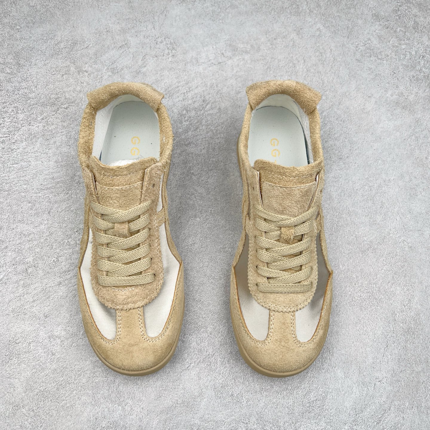 图片[2]-GG-CC阿甘德训鞋2.0系列复古风芭蕾舞鞋GGCC薄底百搭休闲运动鞋系列 广东大厂品质 25ss春季新款 全手工拉帮工艺成型 反绒牛皮革拼接头层皮饰片鞋面材质 鞋身原装高密度防刮尼龙面料,极好柔软效果 双春日踏青舒适度和少女感 德训鞋界的白月光🌙 长时间走路和站立都不累脚 不管怎么搭配都好看 尺码：35 36 37 38 39 40-选品中心