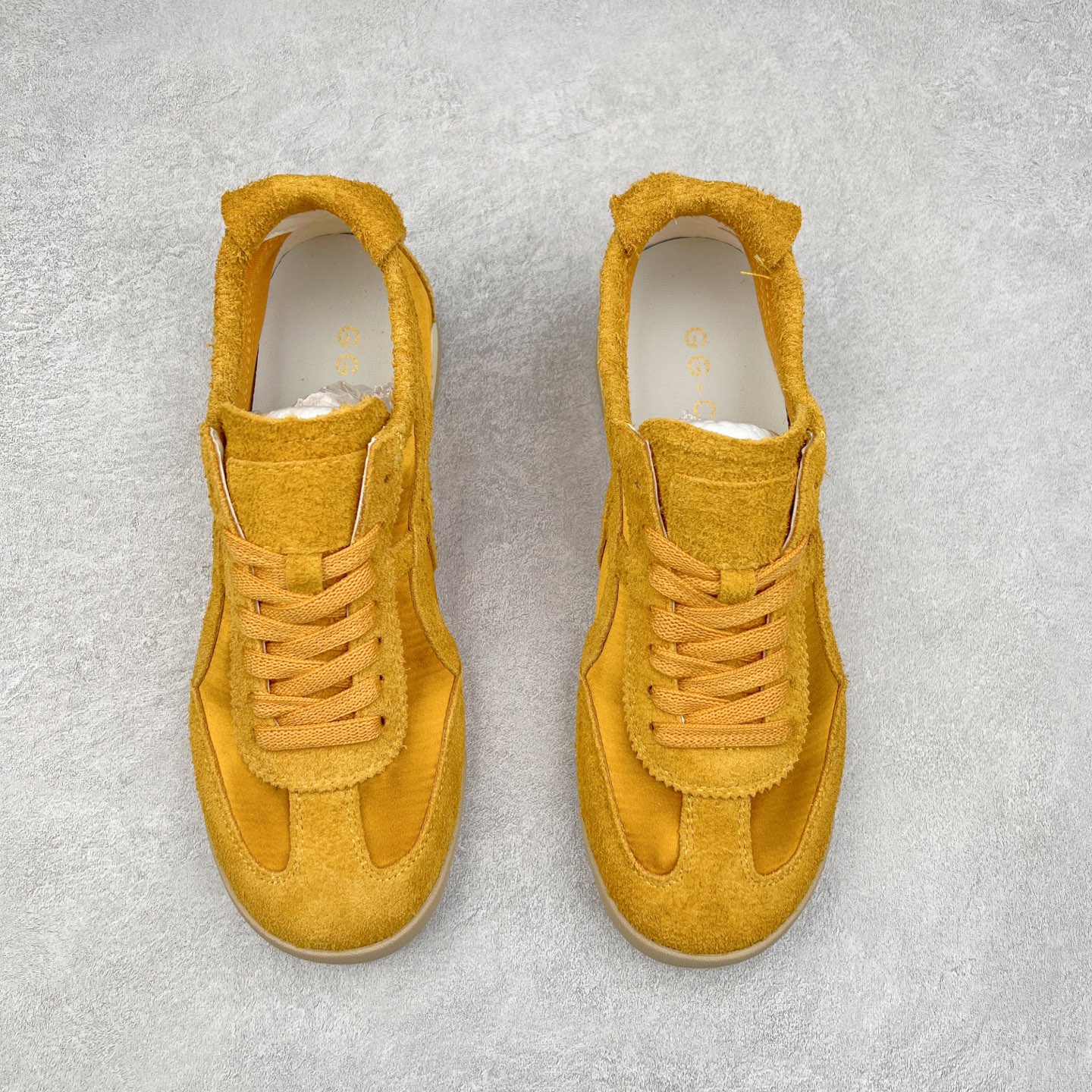 图片[2]-GG-CC阿甘德训鞋2.0系列复古风芭蕾舞鞋GGCC薄底百搭休闲运动鞋系列 广东大厂品质 25ss春季新款 全手工拉帮工艺成型 反绒牛皮革拼接头层皮饰片鞋面材质 鞋身原装高密度防刮尼龙面料,极好柔软效果 双春日踏青舒适度和少女感 德训鞋界的白月光🌙 长时间走路和站立都不累脚 不管怎么搭配都好看 尺码：35 36 37 38 39 40-选品中心