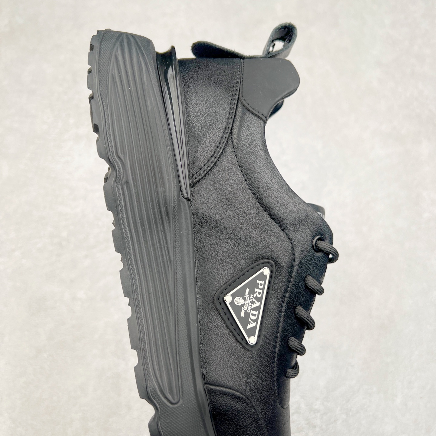 图片[6]-PRADA普拉达 厚底徽标系带运动休闲男鞋系列 #广东大厂品质 专柜同步 大气个性更潮更抢眼更追求档次，它将颠覆旧念，与您共度时尚潮人必备! 面料采用原版进口小牛皮 牛皮内里垫脚 橡胶发泡大底 轻便防滑耐磨 脚感舒适 款式耐看做工精细 配以简洁利落的鞋楦 彰显男人的果敢和硬朗 尺码：39-44（皮鞋码）-选品中心