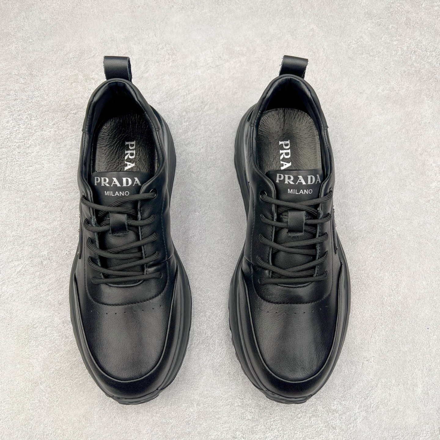 图片[2]-PRADA普拉达 厚底徽标系带运动休闲男鞋系列 #广东大厂品质 专柜同步 大气个性更潮更抢眼更追求档次，它将颠覆旧念，与您共度时尚潮人必备! 面料采用原版进口小牛皮 牛皮内里垫脚 橡胶发泡大底 轻便防滑耐磨 脚感舒适 款式耐看做工精细 配以简洁利落的鞋楦 彰显男人的果敢和硬朗 尺码：39-44（皮鞋码）-选品中心
