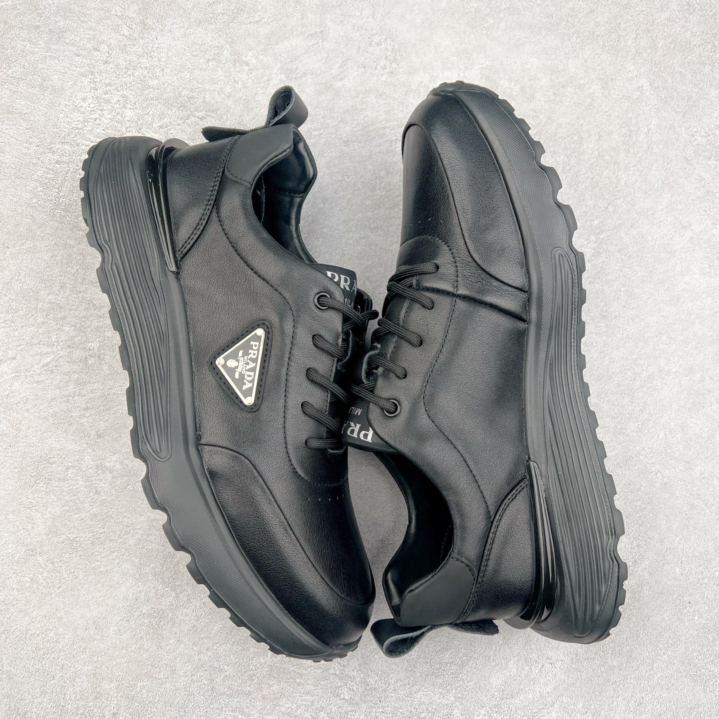 图片[3]-PRADA普拉达 厚底徽标系带运动休闲男鞋系列 #广东大厂品质 专柜同步 大气个性更潮更抢眼更追求档次，它将颠覆旧念，与您共度时尚潮人必备! 面料采用原版进口小牛皮 牛皮内里垫脚 橡胶发泡大底 轻便防滑耐磨 脚感舒适 款式耐看做工精细 配以简洁利落的鞋楦 彰显男人的果敢和硬朗 尺码：39-44（皮鞋码）-选品中心