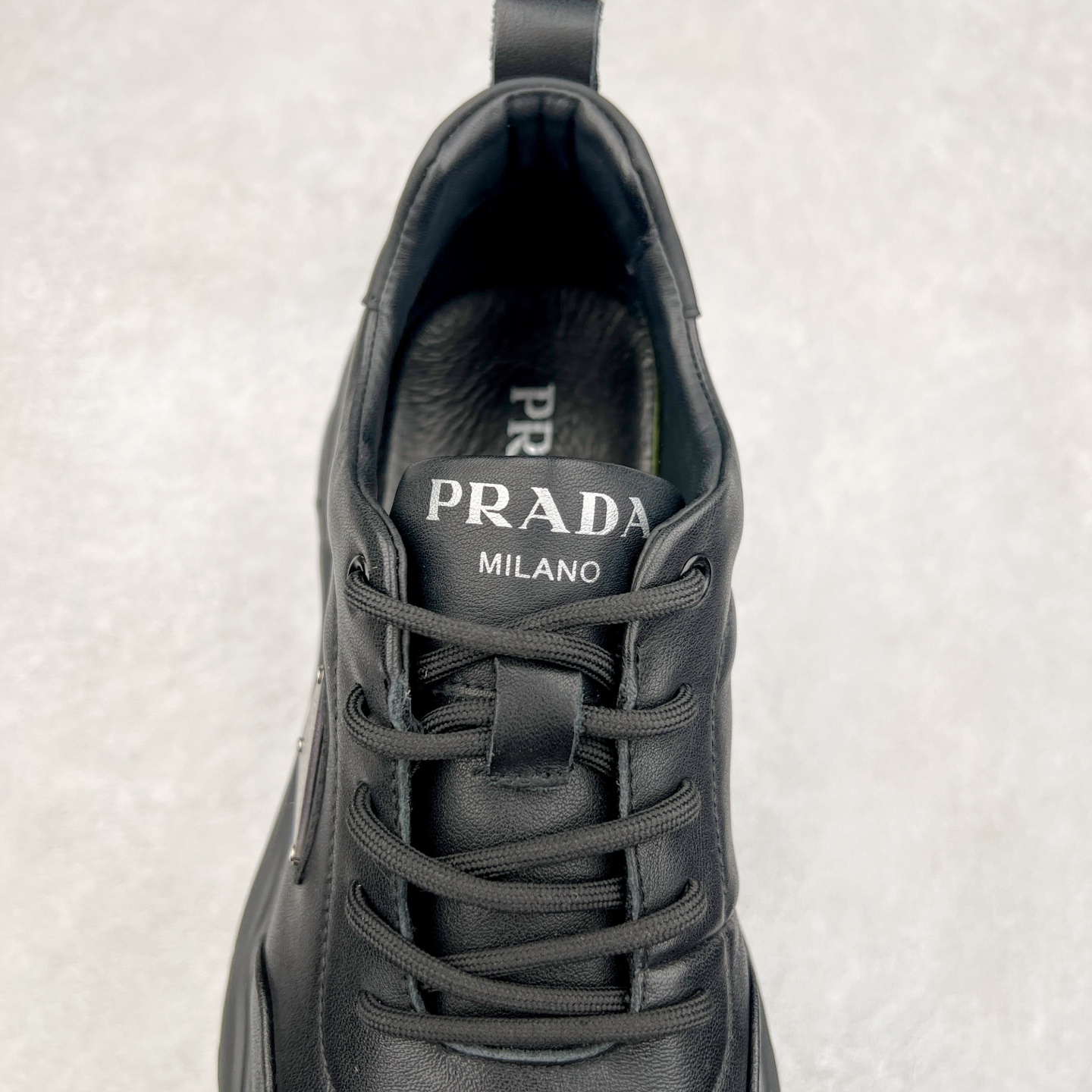 图片[5]-PRADA普拉达 厚底徽标系带运动休闲男鞋系列 #广东大厂品质 专柜同步 大气个性更潮更抢眼更追求档次，它将颠覆旧念，与您共度时尚潮人必备! 面料采用原版进口小牛皮 牛皮内里垫脚 橡胶发泡大底 轻便防滑耐磨 脚感舒适 款式耐看做工精细 配以简洁利落的鞋楦 彰显男人的果敢和硬朗 尺码：39-44（皮鞋码）-选品中心