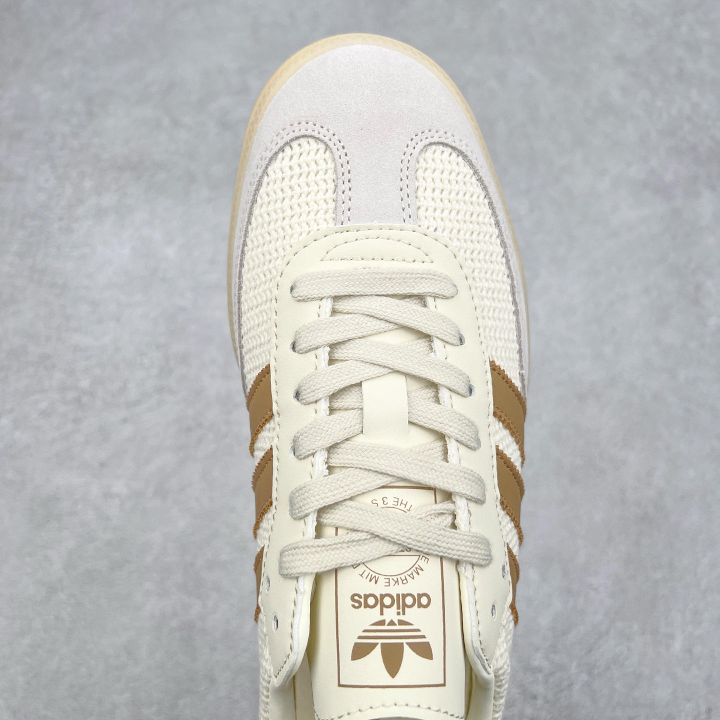 图片[4]-AD Original Samba OG 复古经典轻便板鞋 JQ2616 这款桑巴鞋展示了高质量的工艺 带有装饰的超锁缝制和无缝的手感 柔软、柔软的皮革造型和标志性的3条纹完成了精致的外观 正规合身鞋带 鞋面上有绒面鞋垫 橡胶鞋底 享受正畸套筒软感 自50年代首次亮相以来就一直在赢得粉丝的青睐 尺码：36 36.5 37.5 38 38.5 39 40 40.5 41 42 42.5 43 44 44.5 45-选品中心