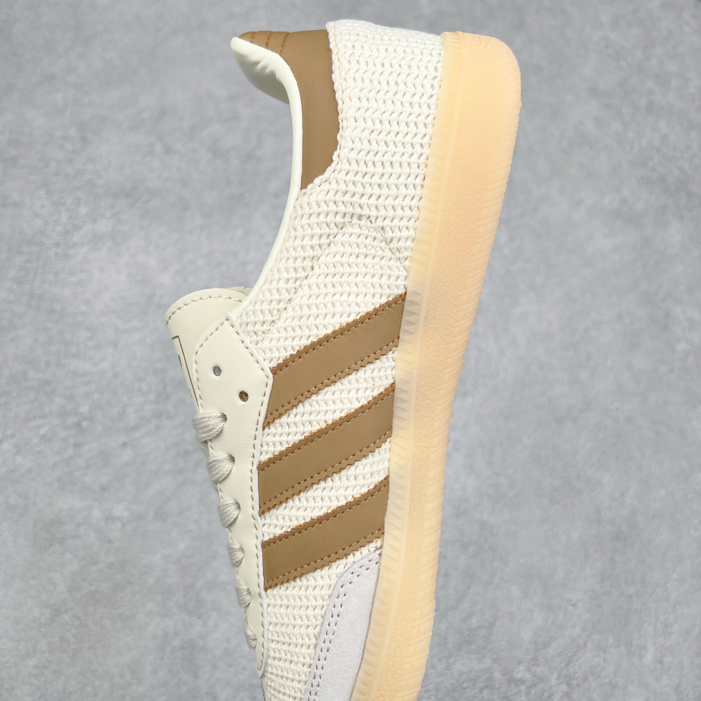 图片[7]-AD Original Samba OG 复古经典轻便板鞋 JQ2616 这款桑巴鞋展示了高质量的工艺 带有装饰的超锁缝制和无缝的手感 柔软、柔软的皮革造型和标志性的3条纹完成了精致的外观 正规合身鞋带 鞋面上有绒面鞋垫 橡胶鞋底 享受正畸套筒软感 自50年代首次亮相以来就一直在赢得粉丝的青睐 尺码：36 36.5 37.5 38 38.5 39 40 40.5 41 42 42.5 43 44 44.5 45-选品中心