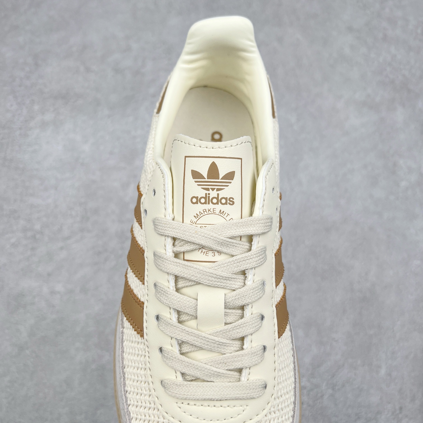 图片[5]-AD Original Samba OG 复古经典轻便板鞋 JQ2616 这款桑巴鞋展示了高质量的工艺 带有装饰的超锁缝制和无缝的手感 柔软、柔软的皮革造型和标志性的3条纹完成了精致的外观 正规合身鞋带 鞋面上有绒面鞋垫 橡胶鞋底 享受正畸套筒软感 自50年代首次亮相以来就一直在赢得粉丝的青睐 尺码：36 36.5 37.5 38 38.5 39 40 40.5 41 42 42.5 43 44 44.5 45-选品中心