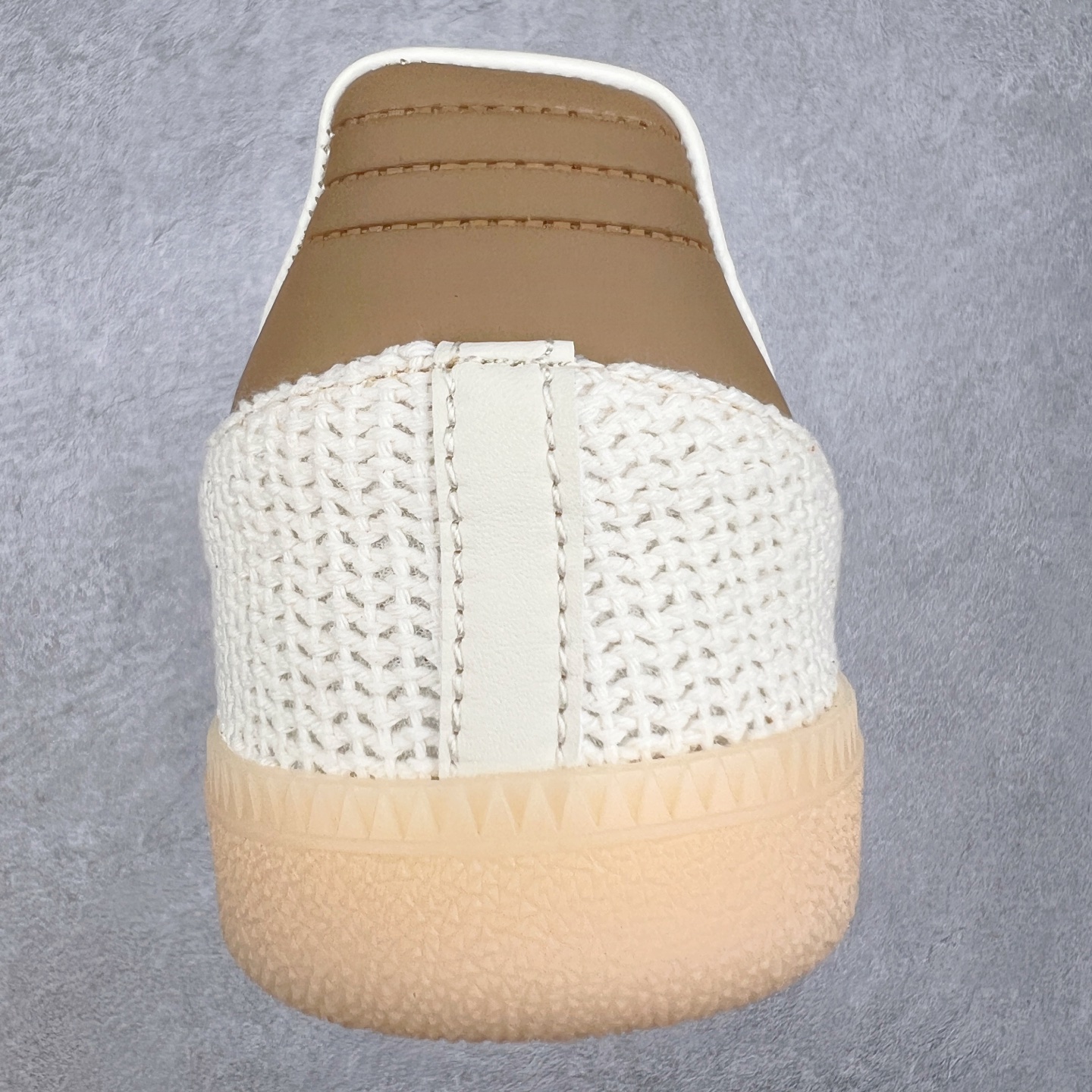 图片[8]-AD Original Samba OG 复古经典轻便板鞋 JQ2616 这款桑巴鞋展示了高质量的工艺 带有装饰的超锁缝制和无缝的手感 柔软、柔软的皮革造型和标志性的3条纹完成了精致的外观 正规合身鞋带 鞋面上有绒面鞋垫 橡胶鞋底 享受正畸套筒软感 自50年代首次亮相以来就一直在赢得粉丝的青睐 尺码：36 36.5 37.5 38 38.5 39 40 40.5 41 42 42.5 43 44 44.5 45-选品中心