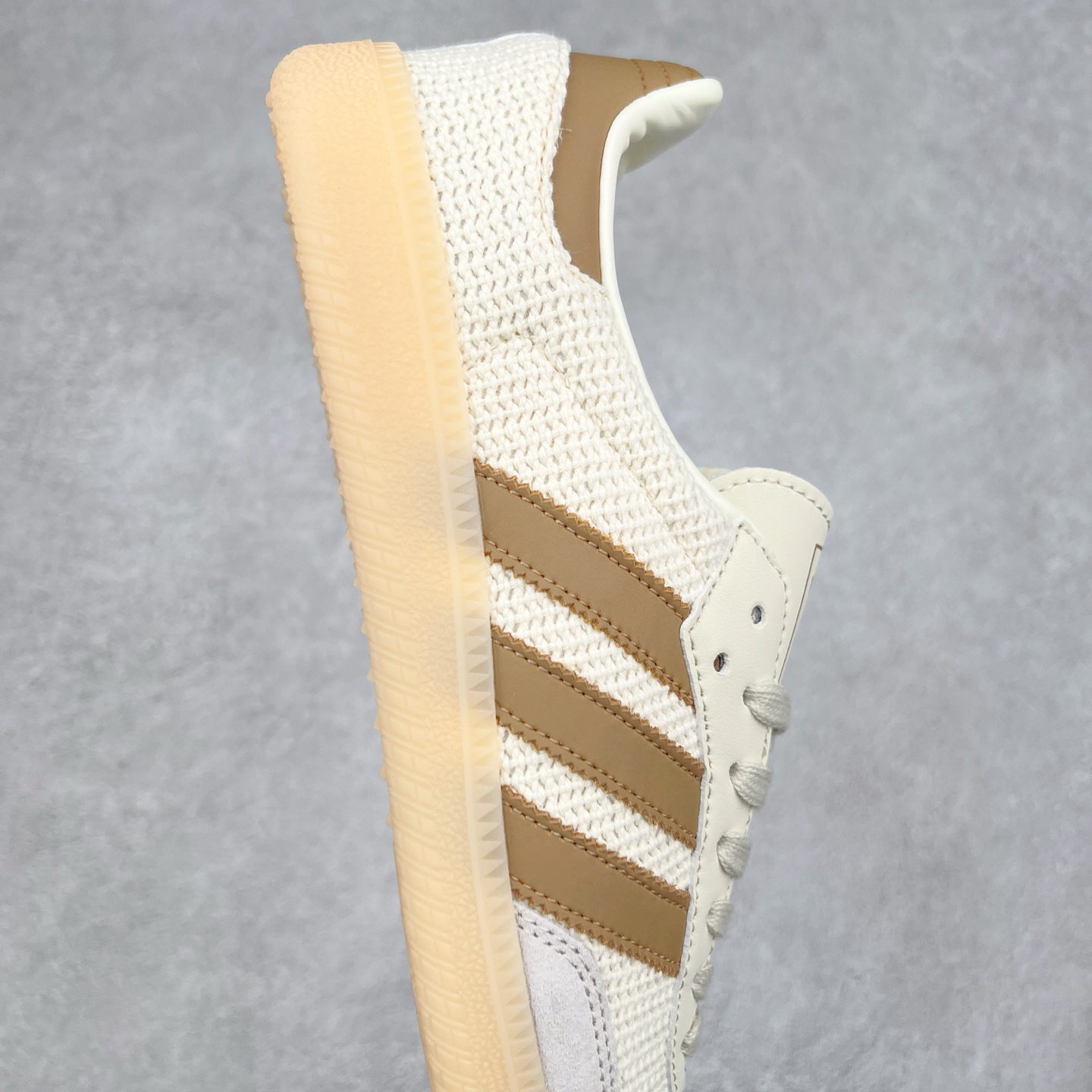 图片[6]-AD Original Samba OG 复古经典轻便板鞋 JQ2616 这款桑巴鞋展示了高质量的工艺 带有装饰的超锁缝制和无缝的手感 柔软、柔软的皮革造型和标志性的3条纹完成了精致的外观 正规合身鞋带 鞋面上有绒面鞋垫 橡胶鞋底 享受正畸套筒软感 自50年代首次亮相以来就一直在赢得粉丝的青睐 尺码：36 36.5 37.5 38 38.5 39 40 40.5 41 42 42.5 43 44 44.5 45-选品中心