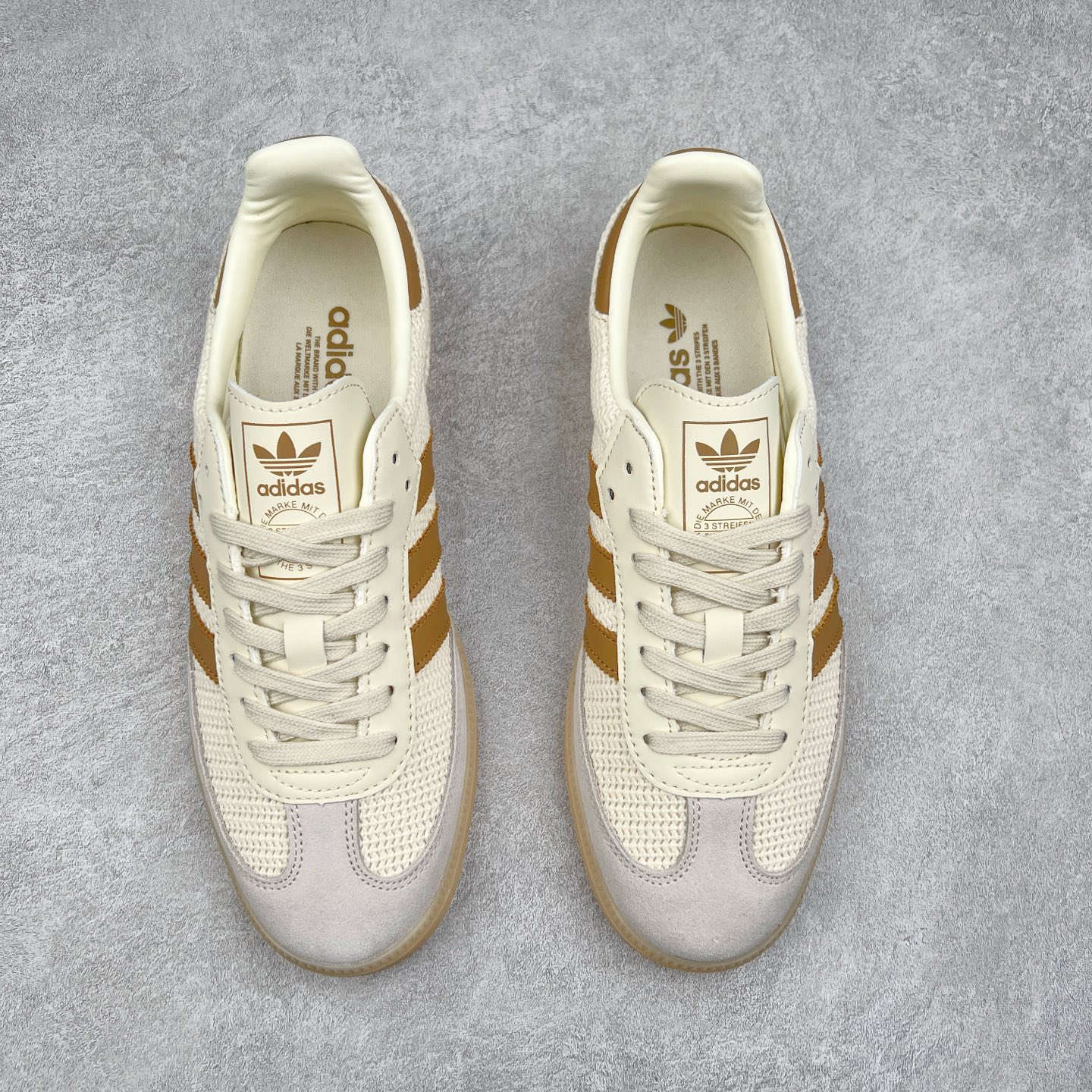 图片[2]-AD Original Samba OG 复古经典轻便板鞋 JQ2616 这款桑巴鞋展示了高质量的工艺 带有装饰的超锁缝制和无缝的手感 柔软、柔软的皮革造型和标志性的3条纹完成了精致的外观 正规合身鞋带 鞋面上有绒面鞋垫 橡胶鞋底 享受正畸套筒软感 自50年代首次亮相以来就一直在赢得粉丝的青睐 尺码：36 36.5 37.5 38 38.5 39 40 40.5 41 42 42.5 43 44 44.5 45-选品中心