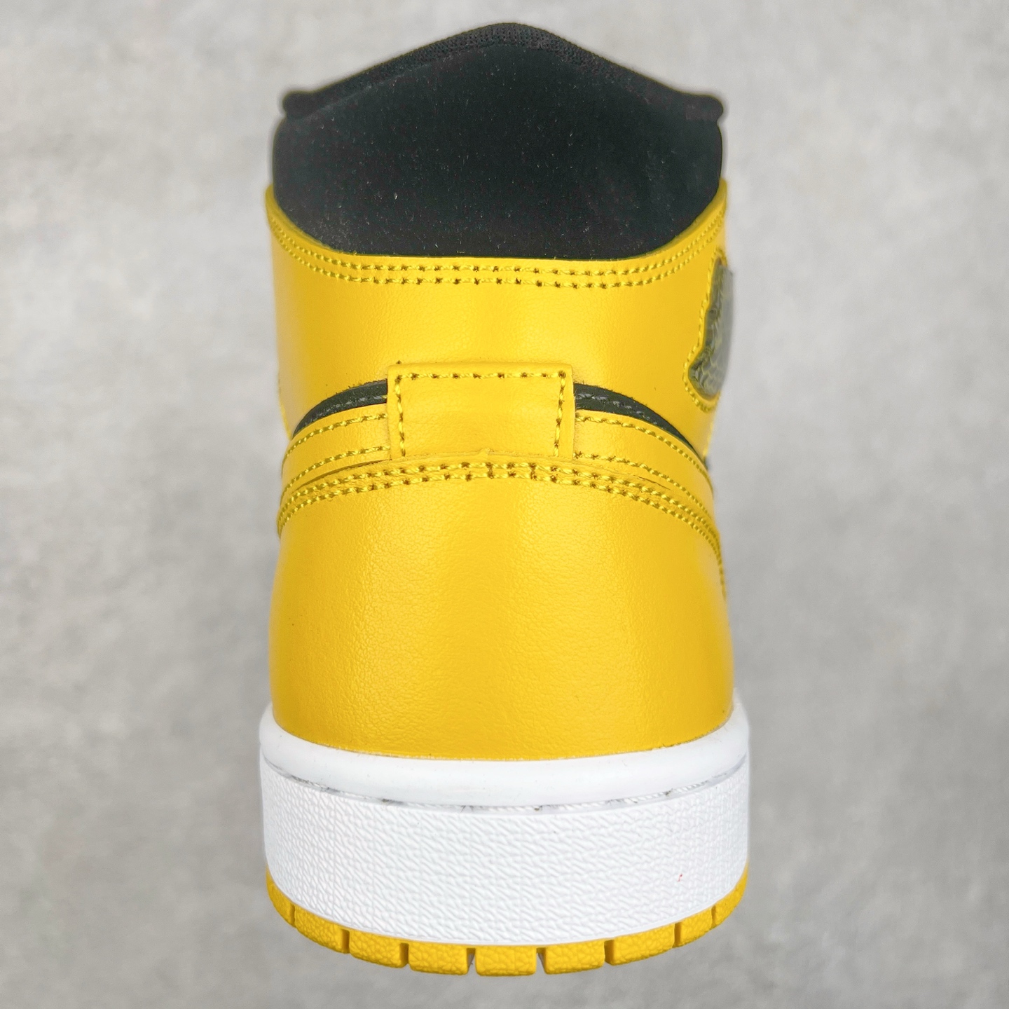 图片[8]-＃K版 Air Jordan AJ1 Mid 中帮 黑黄 HJ6654-071 原厂内置全掌气垫 A模大底 头层小牛皮 鞋舌AJ原厂专用牛津布+AJ专用反口珍珠布+原厂无杂质高弹内里海棉 特殊封边弹力鞋带 全网唯一头层牛皮 原鞋开模 拒绝公底 购置公司同步原材料 原汁原味 忠于原版‼️尺码：36 36.5 37.5 38 38.5 39 40 40.5 41 42 42.5 43 44 44.5 45 46 47.5-选品中心