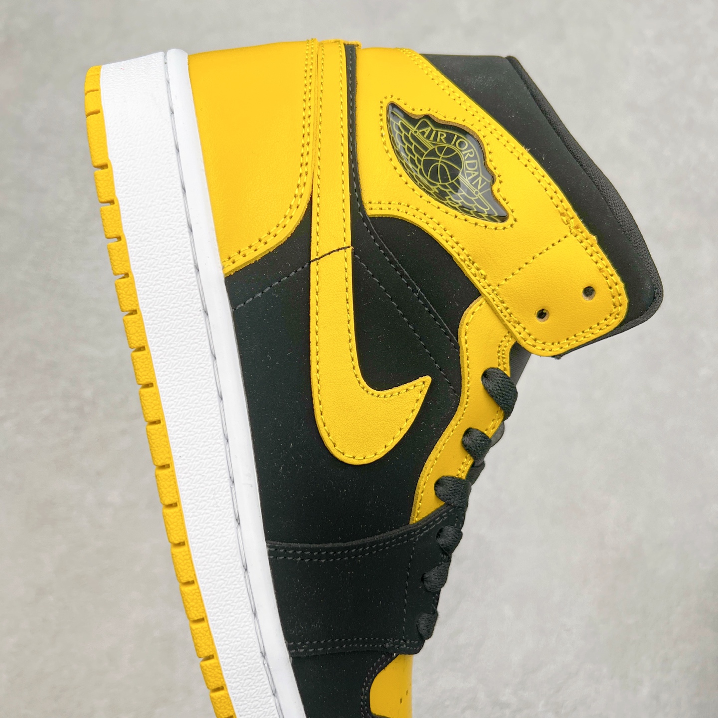 图片[6]-＃K版 Air Jordan AJ1 Mid 中帮 黑黄 HJ6654-071 原厂内置全掌气垫 A模大底 头层小牛皮 鞋舌AJ原厂专用牛津布+AJ专用反口珍珠布+原厂无杂质高弹内里海棉 特殊封边弹力鞋带 全网唯一头层牛皮 原鞋开模 拒绝公底 购置公司同步原材料 原汁原味 忠于原版‼️尺码：36 36.5 37.5 38 38.5 39 40 40.5 41 42 42.5 43 44 44.5 45 46 47.5-选品中心