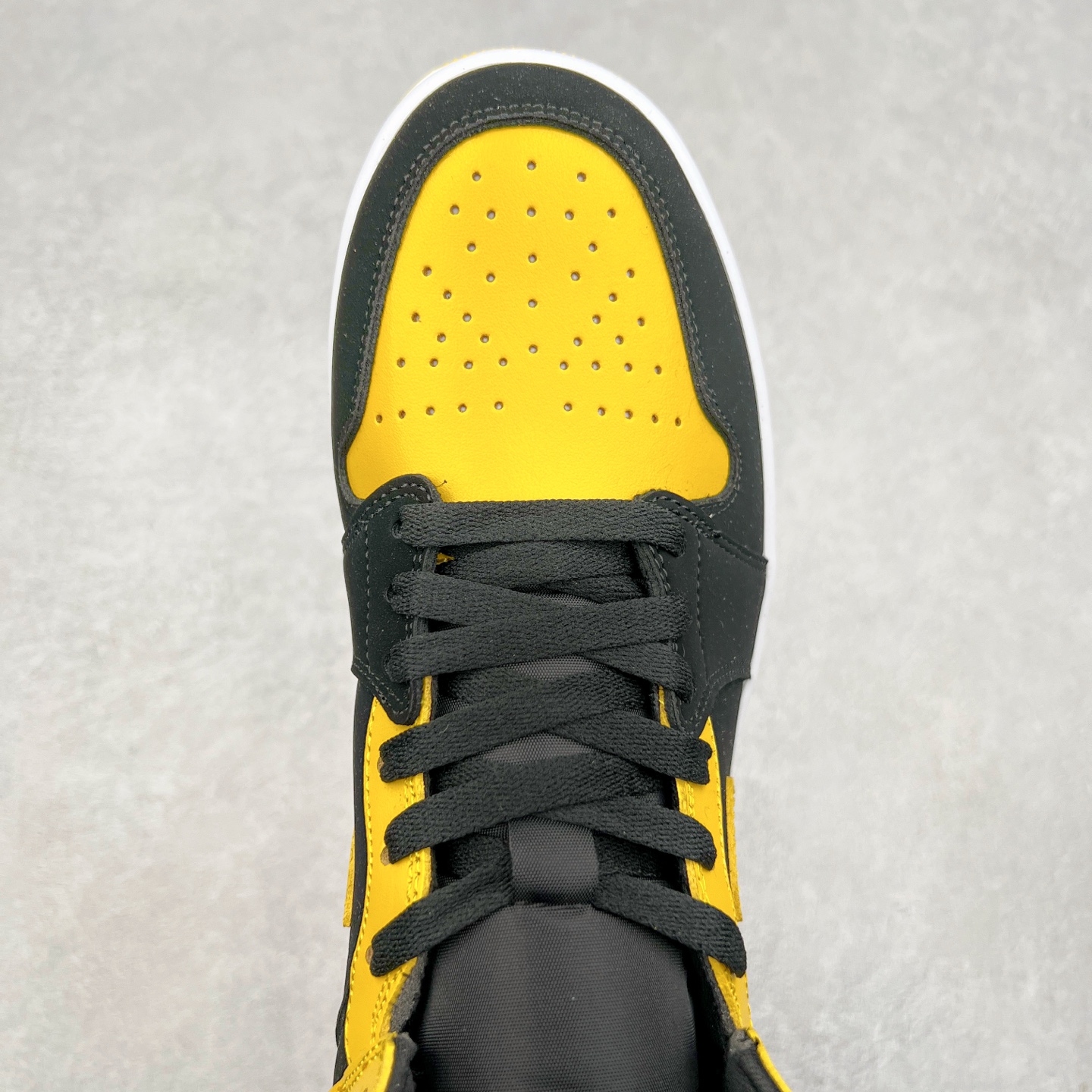 图片[4]-＃K版 Air Jordan AJ1 Mid 中帮 黑黄 HJ6654-071 原厂内置全掌气垫 A模大底 头层小牛皮 鞋舌AJ原厂专用牛津布+AJ专用反口珍珠布+原厂无杂质高弹内里海棉 特殊封边弹力鞋带 全网唯一头层牛皮 原鞋开模 拒绝公底 购置公司同步原材料 原汁原味 忠于原版‼️尺码：36 36.5 37.5 38 38.5 39 40 40.5 41 42 42.5 43 44 44.5 45 46 47.5-选品中心