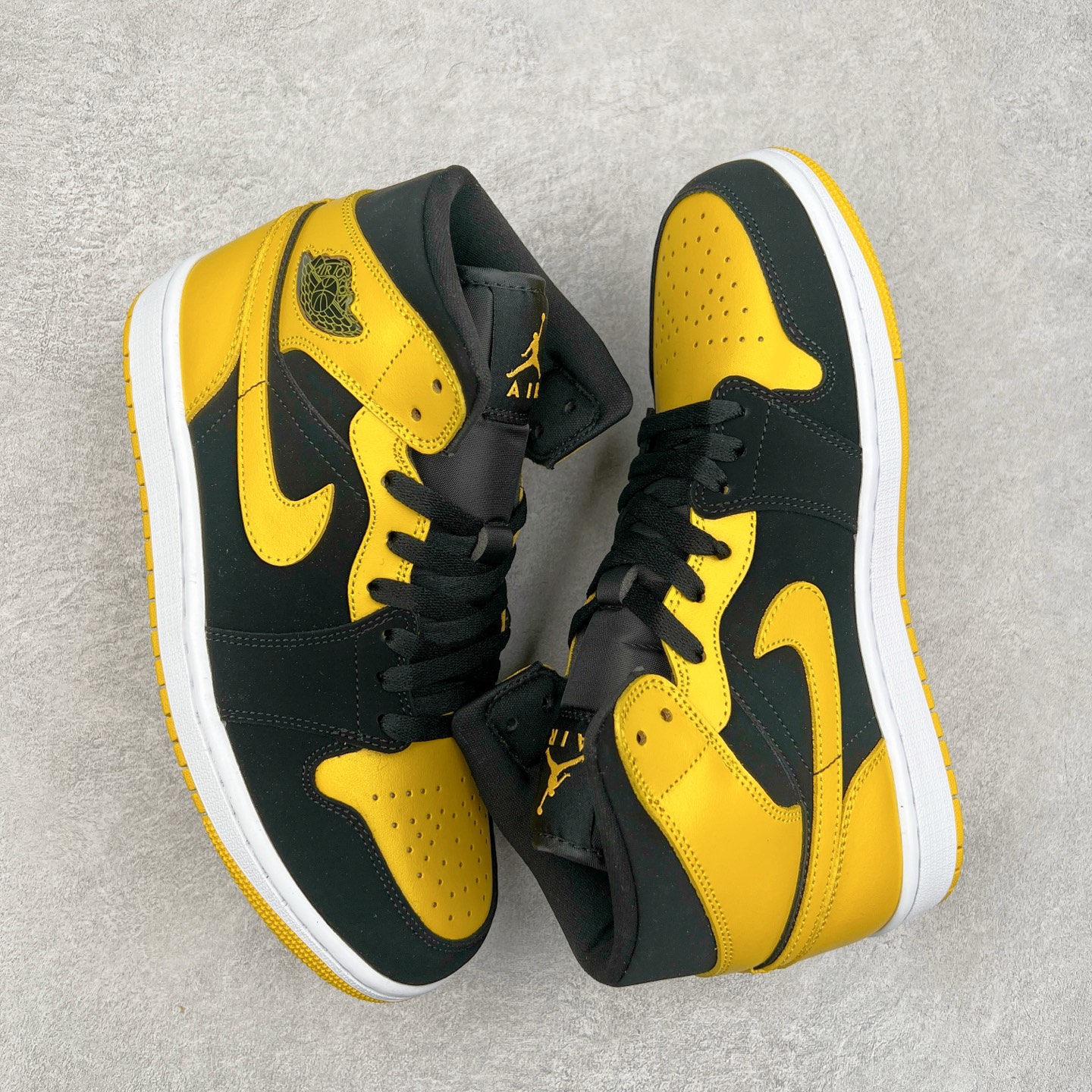 图片[3]-＃K版 Air Jordan AJ1 Mid 中帮 黑黄 HJ6654-071 原厂内置全掌气垫 A模大底 头层小牛皮 鞋舌AJ原厂专用牛津布+AJ专用反口珍珠布+原厂无杂质高弹内里海棉 特殊封边弹力鞋带 全网唯一头层牛皮 原鞋开模 拒绝公底 购置公司同步原材料 原汁原味 忠于原版‼️尺码：36 36.5 37.5 38 38.5 39 40 40.5 41 42 42.5 43 44 44.5 45 46 47.5-选品中心