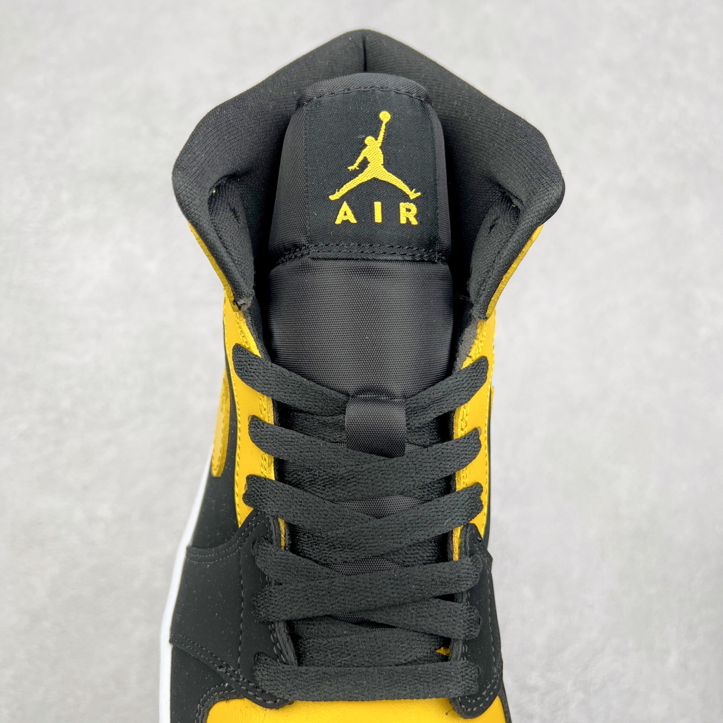 图片[5]-＃K版 Air Jordan AJ1 Mid 中帮 黑黄 HJ6654-071 原厂内置全掌气垫 A模大底 头层小牛皮 鞋舌AJ原厂专用牛津布+AJ专用反口珍珠布+原厂无杂质高弹内里海棉 特殊封边弹力鞋带 全网唯一头层牛皮 原鞋开模 拒绝公底 购置公司同步原材料 原汁原味 忠于原版‼️尺码：36 36.5 37.5 38 38.5 39 40 40.5 41 42 42.5 43 44 44.5 45 46 47.5-选品中心