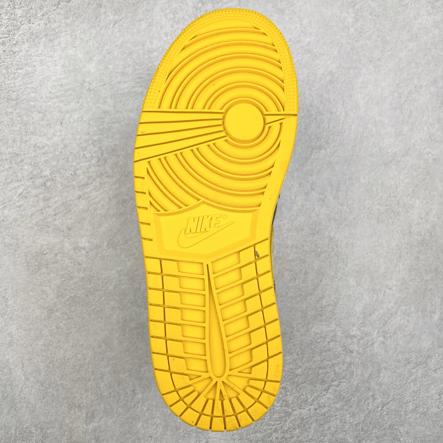 图片[9]-＃K版 Air Jordan AJ1 Mid 中帮 黑黄 HJ6654-071 原厂内置全掌气垫 A模大底 头层小牛皮 鞋舌AJ原厂专用牛津布+AJ专用反口珍珠布+原厂无杂质高弹内里海棉 特殊封边弹力鞋带 全网唯一头层牛皮 原鞋开模 拒绝公底 购置公司同步原材料 原汁原味 忠于原版‼️尺码：36 36.5 37.5 38 38.5 39 40 40.5 41 42 42.5 43 44 44.5 45 46 47.5-选品中心