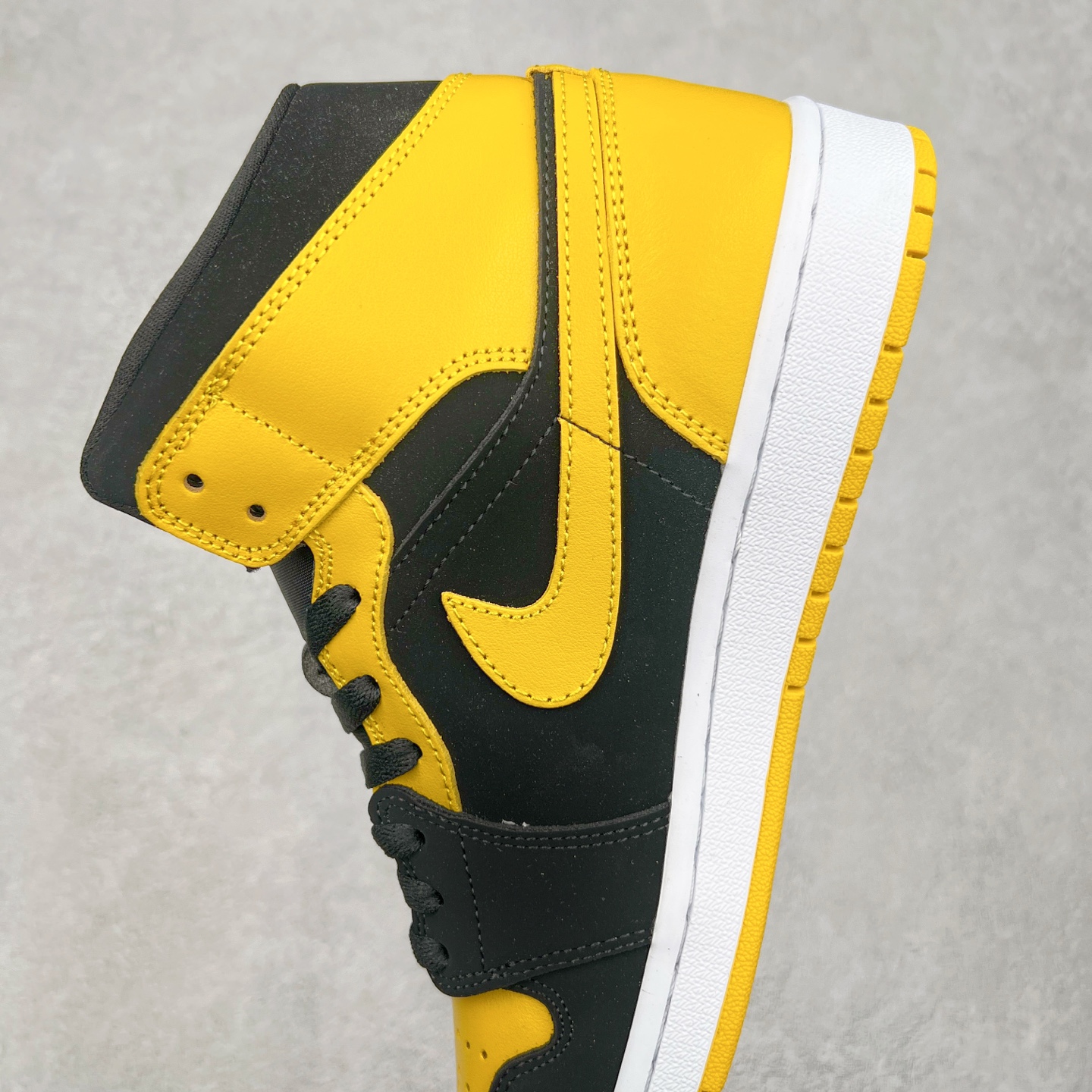 图片[7]-＃K版 Air Jordan AJ1 Mid 中帮 黑黄 HJ6654-071 原厂内置全掌气垫 A模大底 头层小牛皮 鞋舌AJ原厂专用牛津布+AJ专用反口珍珠布+原厂无杂质高弹内里海棉 特殊封边弹力鞋带 全网唯一头层牛皮 原鞋开模 拒绝公底 购置公司同步原材料 原汁原味 忠于原版‼️尺码：36 36.5 37.5 38 38.5 39 40 40.5 41 42 42.5 43 44 44.5 45 46 47.5-选品中心