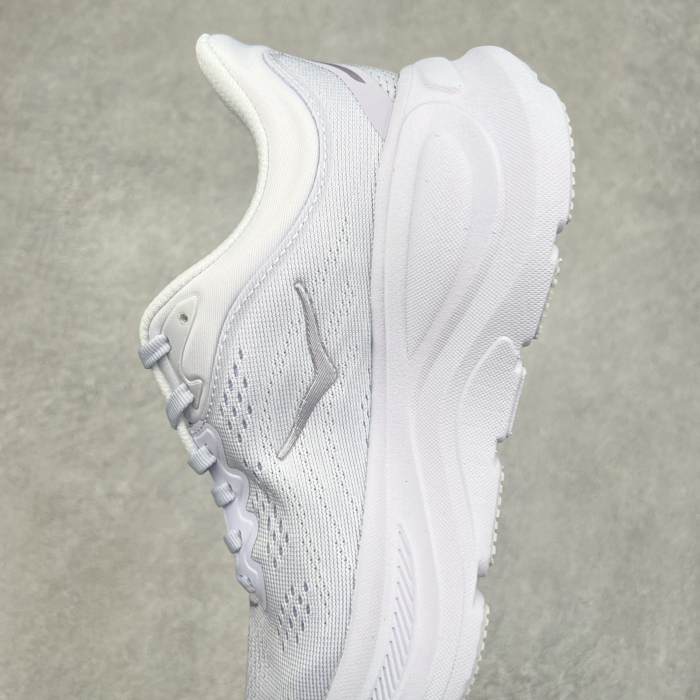 图片[7]-HOKA ONE ONE Bondi 9 WIDE 邦迪九代舒适防滑耐磨低帮休闲跑步鞋 HOKA ONE ONE是来自美国的跑步鞋知名品牌，创立于2009年，始终致力于为所有跑者提供更新、更好的跑步装备。相比常规跑鞋，HOKA ONE ONE特别研发使用性能独特的几何形跑鞋中底，此种鞋底更厚、更高、回弹性也更好，除了卓越的缓冲性能，它还能內各种阶段的跑者带来更具动感、更加稳定的跑步体验。HOKAONE ONE从设计之初就清楚意识到，要保证跑者步幅的均匀一致，双脚自然而然的运动至关重要。尺码：36 36.5 37.5 38 38.5 39 40 40.5 41 42 42.5 43 44 44.5 45-选品中心