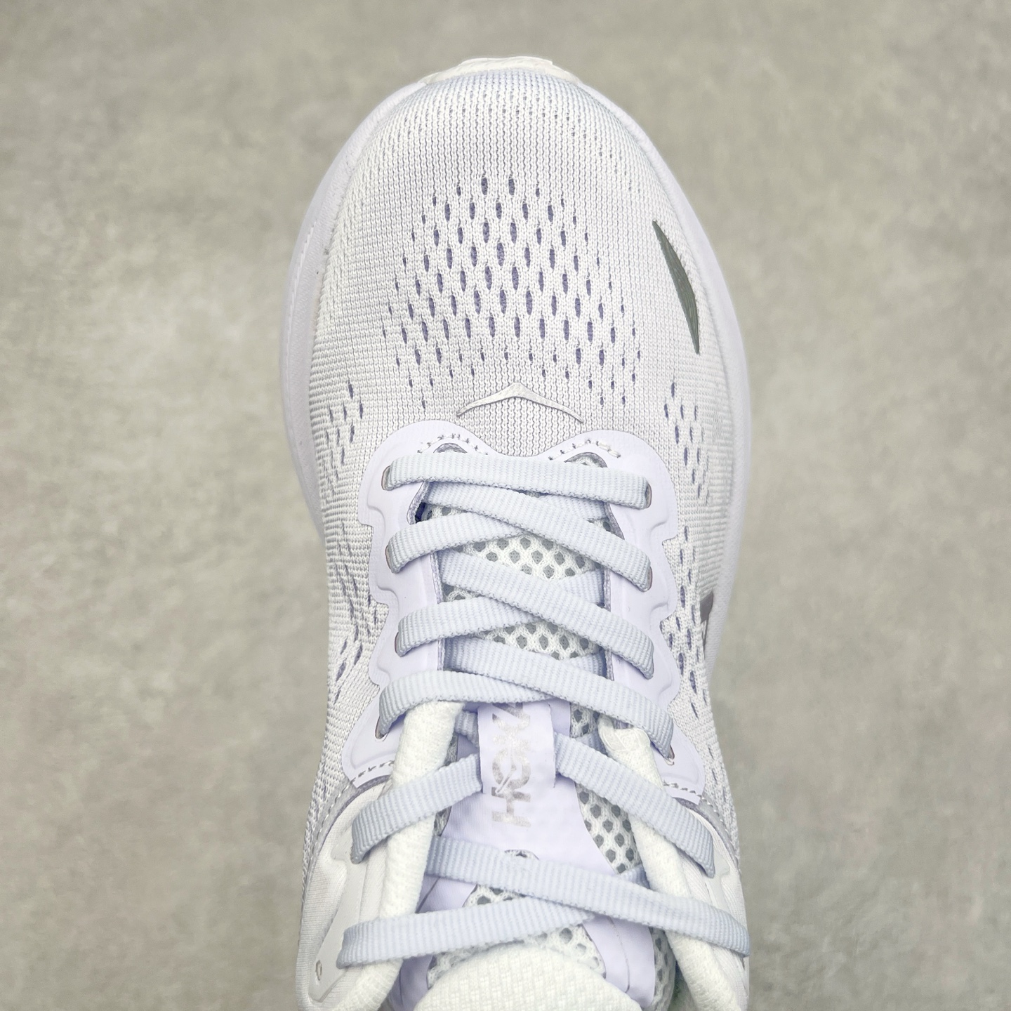 图片[4]-HOKA ONE ONE Bondi 9 WIDE 邦迪九代舒适防滑耐磨低帮休闲跑步鞋 HOKA ONE ONE是来自美国的跑步鞋知名品牌，创立于2009年，始终致力于为所有跑者提供更新、更好的跑步装备。相比常规跑鞋，HOKA ONE ONE特别研发使用性能独特的几何形跑鞋中底，此种鞋底更厚、更高、回弹性也更好，除了卓越的缓冲性能，它还能內各种阶段的跑者带来更具动感、更加稳定的跑步体验。HOKAONE ONE从设计之初就清楚意识到，要保证跑者步幅的均匀一致，双脚自然而然的运动至关重要。尺码：36 36.5 37.5 38 38.5 39 40 40.5 41 42 42.5 43 44 44.5 45-选品中心