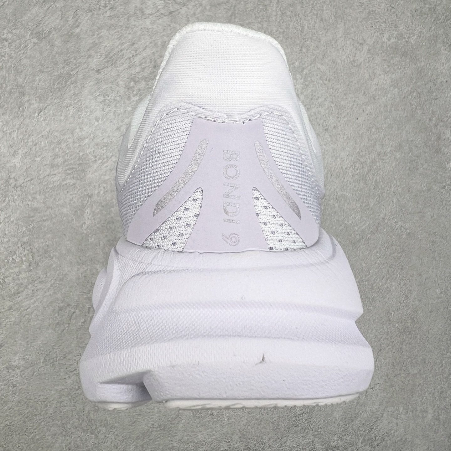 图片[8]-HOKA ONE ONE Bondi 9 WIDE 邦迪九代舒适防滑耐磨低帮休闲跑步鞋 HOKA ONE ONE是来自美国的跑步鞋知名品牌，创立于2009年，始终致力于为所有跑者提供更新、更好的跑步装备。相比常规跑鞋，HOKA ONE ONE特别研发使用性能独特的几何形跑鞋中底，此种鞋底更厚、更高、回弹性也更好，除了卓越的缓冲性能，它还能內各种阶段的跑者带来更具动感、更加稳定的跑步体验。HOKAONE ONE从设计之初就清楚意识到，要保证跑者步幅的均匀一致，双脚自然而然的运动至关重要。尺码：36 36.5 37.5 38 38.5 39 40 40.5 41 42 42.5 43 44 44.5 45-选品中心