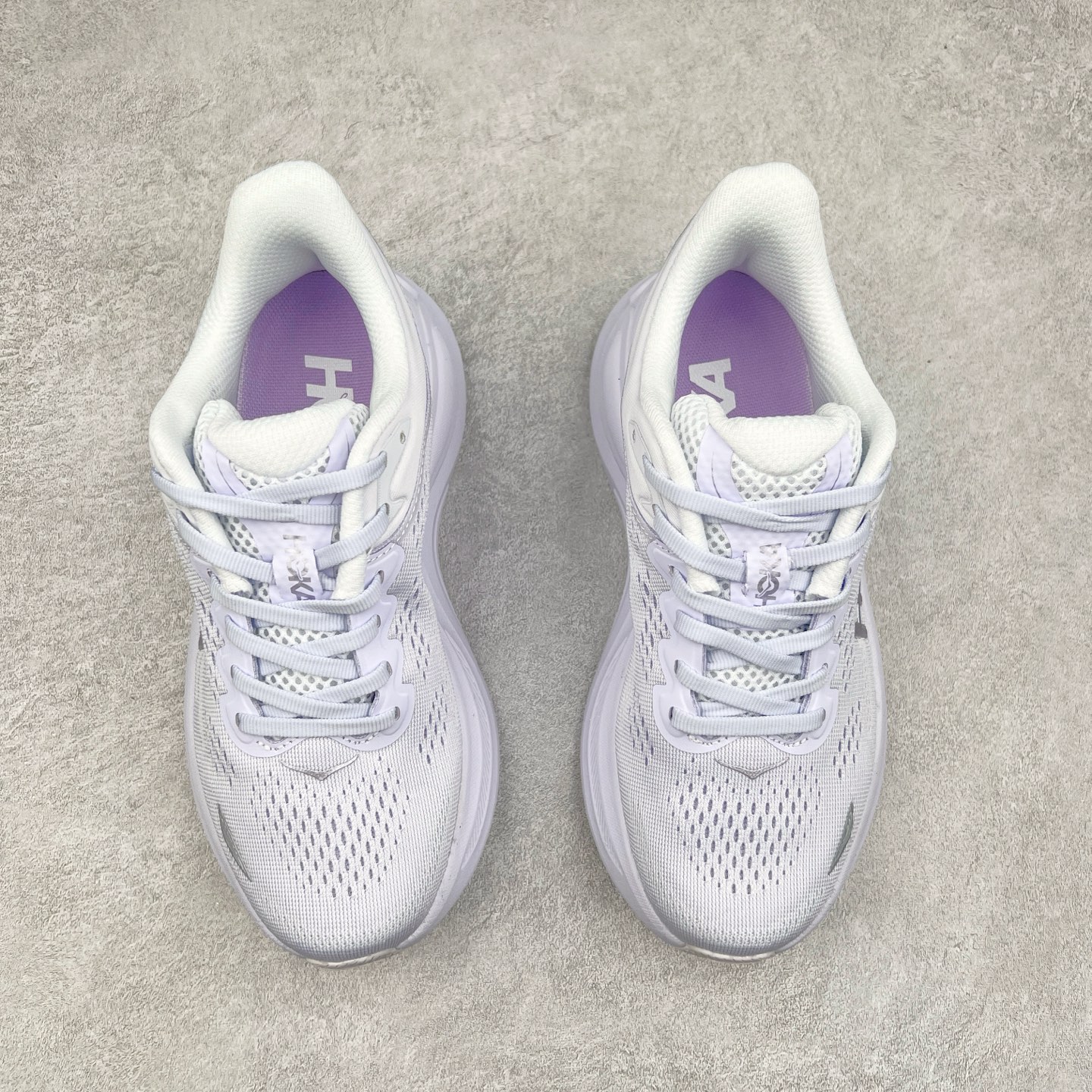 图片[2]-HOKA ONE ONE Bondi 9 WIDE 邦迪九代舒适防滑耐磨低帮休闲跑步鞋 HOKA ONE ONE是来自美国的跑步鞋知名品牌，创立于2009年，始终致力于为所有跑者提供更新、更好的跑步装备。相比常规跑鞋，HOKA ONE ONE特别研发使用性能独特的几何形跑鞋中底，此种鞋底更厚、更高、回弹性也更好，除了卓越的缓冲性能，它还能內各种阶段的跑者带来更具动感、更加稳定的跑步体验。HOKAONE ONE从设计之初就清楚意识到，要保证跑者步幅的均匀一致，双脚自然而然的运动至关重要。尺码：36 36.5 37.5 38 38.5 39 40 40.5 41 42 42.5 43 44 44.5 45-选品中心