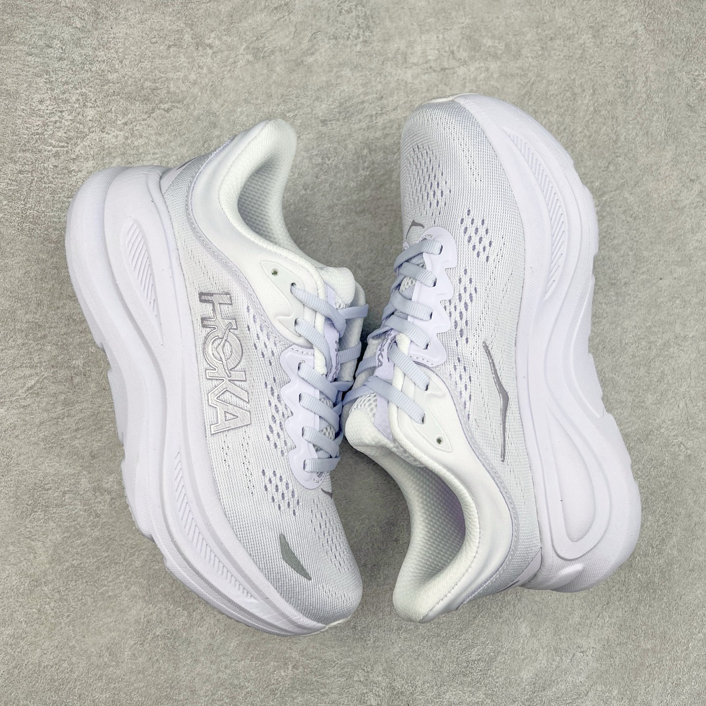 图片[3]-HOKA ONE ONE Bondi 9 WIDE 邦迪九代舒适防滑耐磨低帮休闲跑步鞋 HOKA ONE ONE是来自美国的跑步鞋知名品牌，创立于2009年，始终致力于为所有跑者提供更新、更好的跑步装备。相比常规跑鞋，HOKA ONE ONE特别研发使用性能独特的几何形跑鞋中底，此种鞋底更厚、更高、回弹性也更好，除了卓越的缓冲性能，它还能內各种阶段的跑者带来更具动感、更加稳定的跑步体验。HOKAONE ONE从设计之初就清楚意识到，要保证跑者步幅的均匀一致，双脚自然而然的运动至关重要。尺码：36 36.5 37.5 38 38.5 39 40 40.5 41 42 42.5 43 44 44.5 45-选品中心