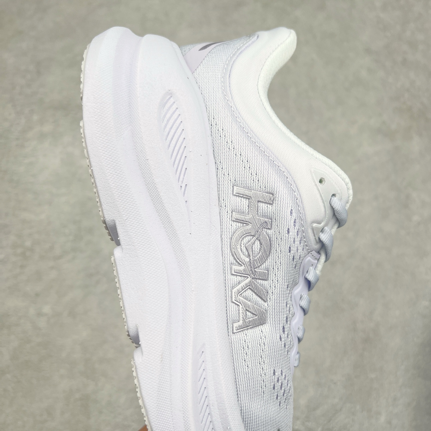 图片[6]-HOKA ONE ONE Bondi 9 WIDE 邦迪九代舒适防滑耐磨低帮休闲跑步鞋 HOKA ONE ONE是来自美国的跑步鞋知名品牌，创立于2009年，始终致力于为所有跑者提供更新、更好的跑步装备。相比常规跑鞋，HOKA ONE ONE特别研发使用性能独特的几何形跑鞋中底，此种鞋底更厚、更高、回弹性也更好，除了卓越的缓冲性能，它还能內各种阶段的跑者带来更具动感、更加稳定的跑步体验。HOKAONE ONE从设计之初就清楚意识到，要保证跑者步幅的均匀一致，双脚自然而然的运动至关重要。尺码：36 36.5 37.5 38 38.5 39 40 40.5 41 42 42.5 43 44 44.5 45-选品中心