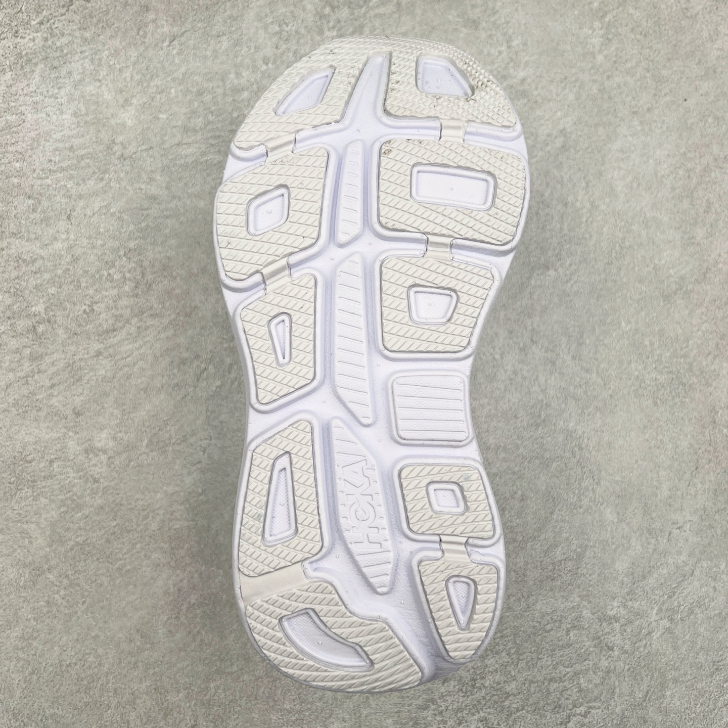 图片[9]-HOKA ONE ONE Bondi 9 WIDE 邦迪九代舒适防滑耐磨低帮休闲跑步鞋 HOKA ONE ONE是来自美国的跑步鞋知名品牌，创立于2009年，始终致力于为所有跑者提供更新、更好的跑步装备。相比常规跑鞋，HOKA ONE ONE特别研发使用性能独特的几何形跑鞋中底，此种鞋底更厚、更高、回弹性也更好，除了卓越的缓冲性能，它还能內各种阶段的跑者带来更具动感、更加稳定的跑步体验。HOKAONE ONE从设计之初就清楚意识到，要保证跑者步幅的均匀一致，双脚自然而然的运动至关重要。尺码：36 36.5 37.5 38 38.5 39 40 40.5 41 42 42.5 43 44 44.5 45-选品中心