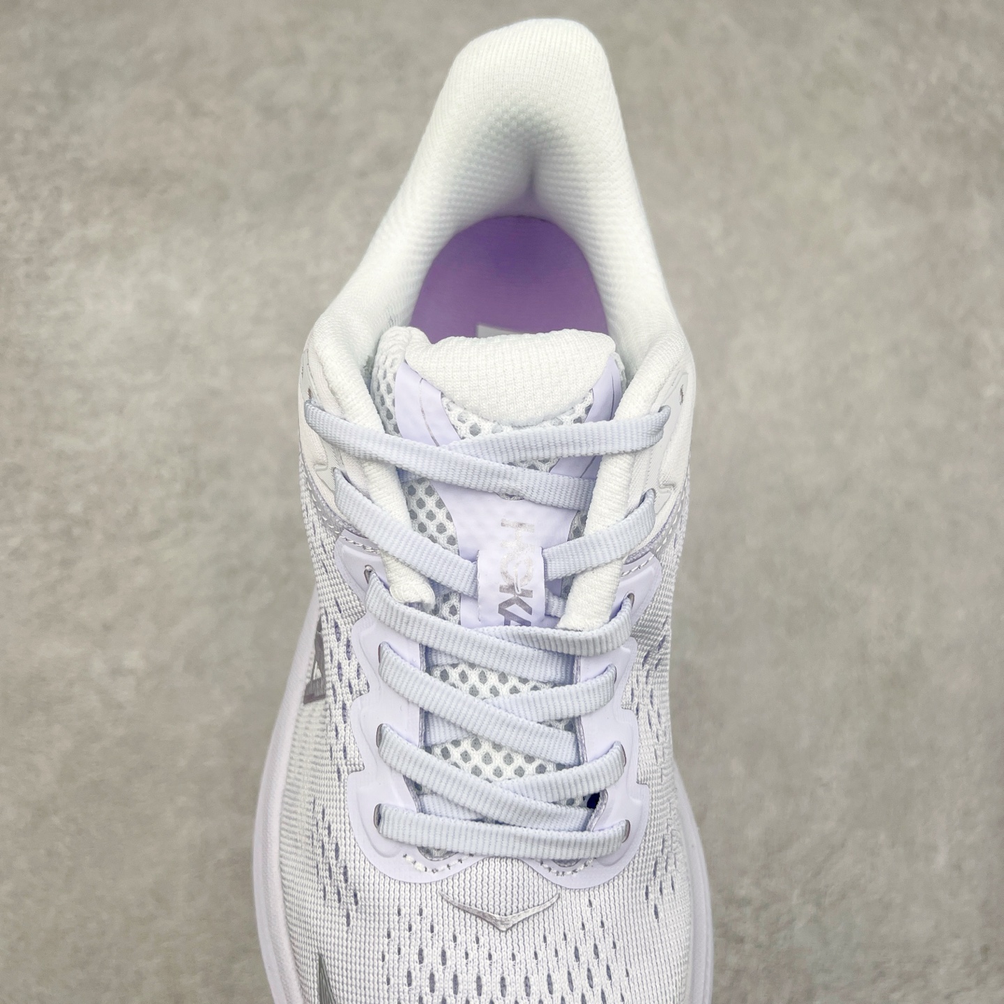 图片[5]-HOKA ONE ONE Bondi 9 WIDE 邦迪九代舒适防滑耐磨低帮休闲跑步鞋 HOKA ONE ONE是来自美国的跑步鞋知名品牌，创立于2009年，始终致力于为所有跑者提供更新、更好的跑步装备。相比常规跑鞋，HOKA ONE ONE特别研发使用性能独特的几何形跑鞋中底，此种鞋底更厚、更高、回弹性也更好，除了卓越的缓冲性能，它还能內各种阶段的跑者带来更具动感、更加稳定的跑步体验。HOKAONE ONE从设计之初就清楚意识到，要保证跑者步幅的均匀一致，双脚自然而然的运动至关重要。尺码：36 36.5 37.5 38 38.5 39 40 40.5 41 42 42.5 43 44 44.5 45-选品中心