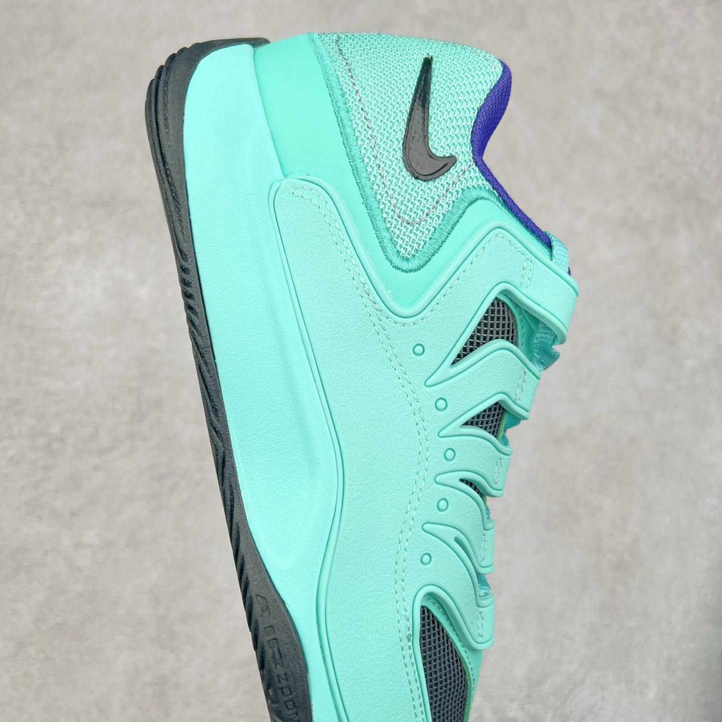 图片[6]-NK KD18 EP 杜兰特十八代签名实战篮球鞋 KD 18 的设计是致敬1997年诞生的 Air Terra Humara 鞋面标志性的设计。整体的设计语言和上一代基本类似，毕竟耐克在面对老将战靴的迭代更新方面，似乎也不会太大刀阔斧去变。鞋面的帆布材料包裹鞋跟和鞋领，增强了球鞋的耐用性和质感，此外，球鞋的中足覆盖层由纹理 TPU 和橡胶混合而成。科技配置方面，KD 18包括了前掌 Zoom Air 气垫，Cushlon 泡沫提供轻便舒适感。尺码：40 40.5 41 42 42.5 43 44 44.5 45 46-选品中心