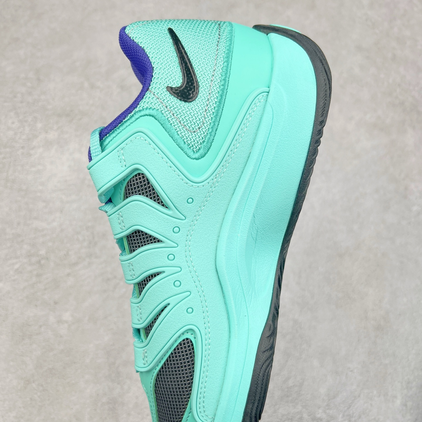 图片[7]-NK KD18 EP 杜兰特十八代签名实战篮球鞋 KD 18 的设计是致敬1997年诞生的 Air Terra Humara 鞋面标志性的设计。整体的设计语言和上一代基本类似，毕竟耐克在面对老将战靴的迭代更新方面，似乎也不会太大刀阔斧去变。鞋面的帆布材料包裹鞋跟和鞋领，增强了球鞋的耐用性和质感，此外，球鞋的中足覆盖层由纹理 TPU 和橡胶混合而成。科技配置方面，KD 18包括了前掌 Zoom Air 气垫，Cushlon 泡沫提供轻便舒适感。尺码：40 40.5 41 42 42.5 43 44 44.5 45 46-选品中心