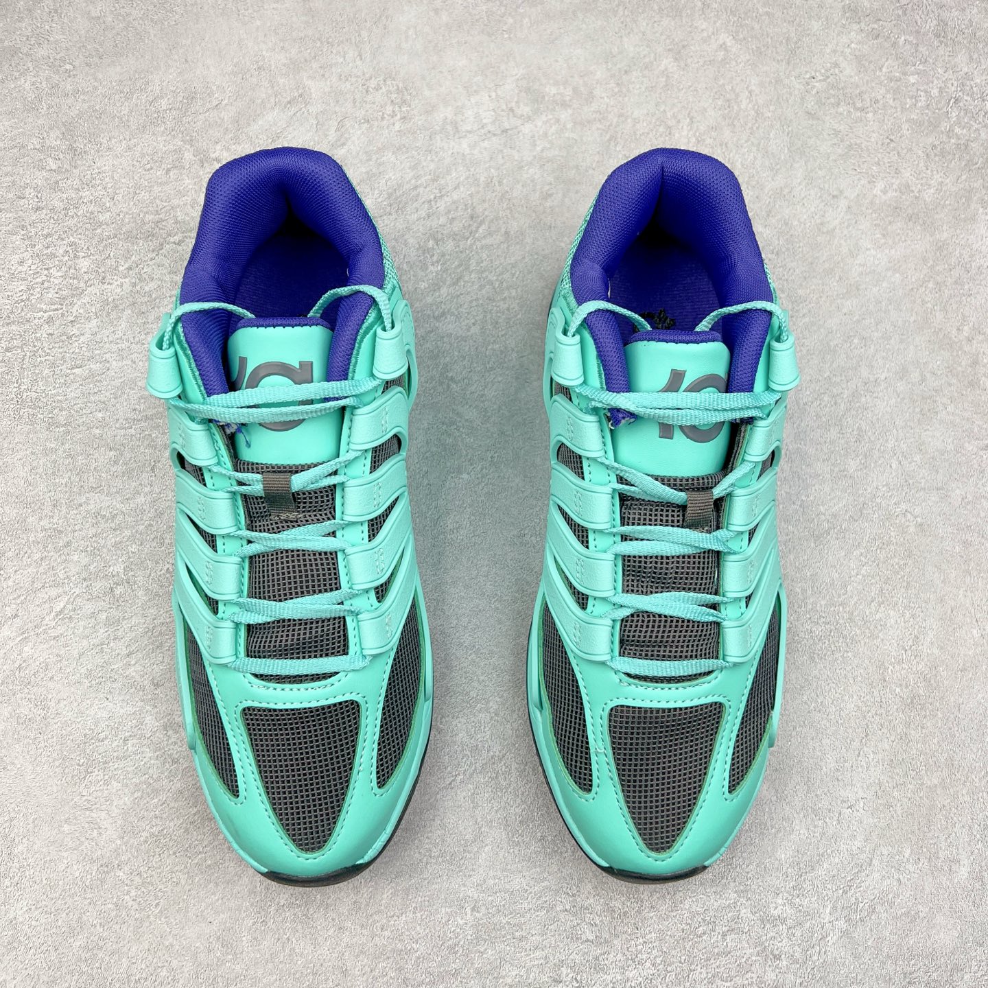 图片[2]-NK KD18 EP 杜兰特十八代签名实战篮球鞋 KD 18 的设计是致敬1997年诞生的 Air Terra Humara 鞋面标志性的设计。整体的设计语言和上一代基本类似，毕竟耐克在面对老将战靴的迭代更新方面，似乎也不会太大刀阔斧去变。鞋面的帆布材料包裹鞋跟和鞋领，增强了球鞋的耐用性和质感，此外，球鞋的中足覆盖层由纹理 TPU 和橡胶混合而成。科技配置方面，KD 18包括了前掌 Zoom Air 气垫，Cushlon 泡沫提供轻便舒适感。尺码：40 40.5 41 42 42.5 43 44 44.5 45 46-选品中心