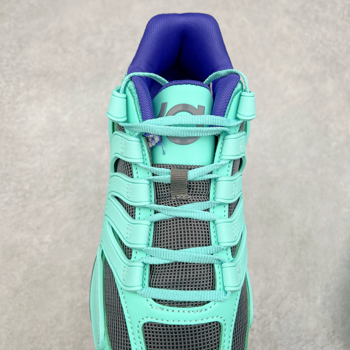 图片[5]-NK KD18 EP 杜兰特十八代签名实战篮球鞋 KD 18 的设计是致敬1997年诞生的 Air Terra Humara 鞋面标志性的设计。整体的设计语言和上一代基本类似，毕竟耐克在面对老将战靴的迭代更新方面，似乎也不会太大刀阔斧去变。鞋面的帆布材料包裹鞋跟和鞋领，增强了球鞋的耐用性和质感，此外，球鞋的中足覆盖层由纹理 TPU 和橡胶混合而成。科技配置方面，KD 18包括了前掌 Zoom Air 气垫，Cushlon 泡沫提供轻便舒适感。尺码：40 40.5 41 42 42.5 43 44 44.5 45 46-选品中心