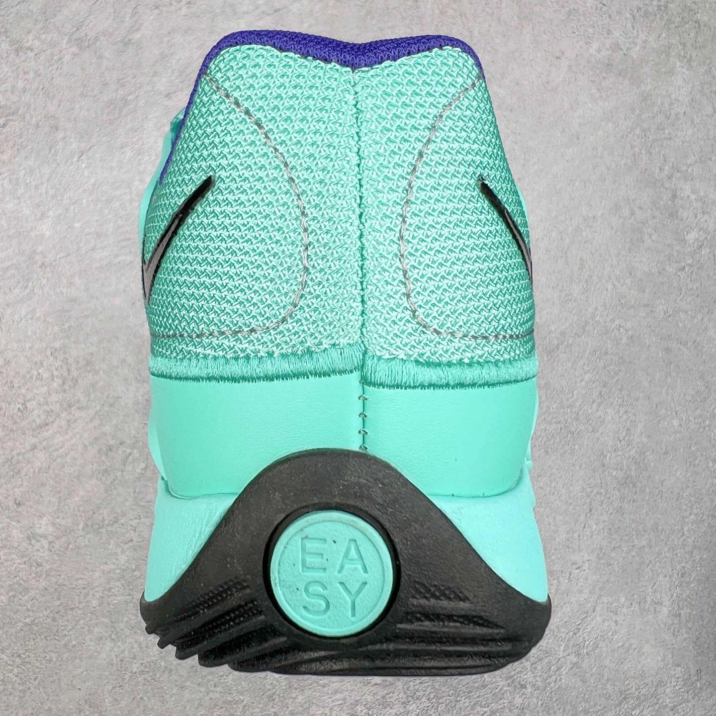 图片[8]-NK KD18 EP 杜兰特十八代签名实战篮球鞋 KD 18 的设计是致敬1997年诞生的 Air Terra Humara 鞋面标志性的设计。整体的设计语言和上一代基本类似，毕竟耐克在面对老将战靴的迭代更新方面，似乎也不会太大刀阔斧去变。鞋面的帆布材料包裹鞋跟和鞋领，增强了球鞋的耐用性和质感，此外，球鞋的中足覆盖层由纹理 TPU 和橡胶混合而成。科技配置方面，KD 18包括了前掌 Zoom Air 气垫，Cushlon 泡沫提供轻便舒适感。尺码：40 40.5 41 42 42.5 43 44 44.5 45 46-选品中心