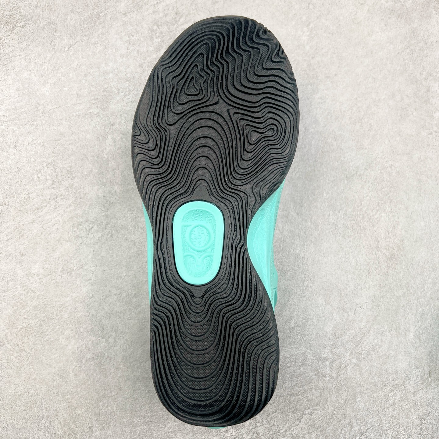 图片[9]-NK KD18 EP 杜兰特十八代签名实战篮球鞋 KD 18 的设计是致敬1997年诞生的 Air Terra Humara 鞋面标志性的设计。整体的设计语言和上一代基本类似，毕竟耐克在面对老将战靴的迭代更新方面，似乎也不会太大刀阔斧去变。鞋面的帆布材料包裹鞋跟和鞋领，增强了球鞋的耐用性和质感，此外，球鞋的中足覆盖层由纹理 TPU 和橡胶混合而成。科技配置方面，KD 18包括了前掌 Zoom Air 气垫，Cushlon 泡沫提供轻便舒适感。尺码：40 40.5 41 42 42.5 43 44 44.5 45 46-选品中心