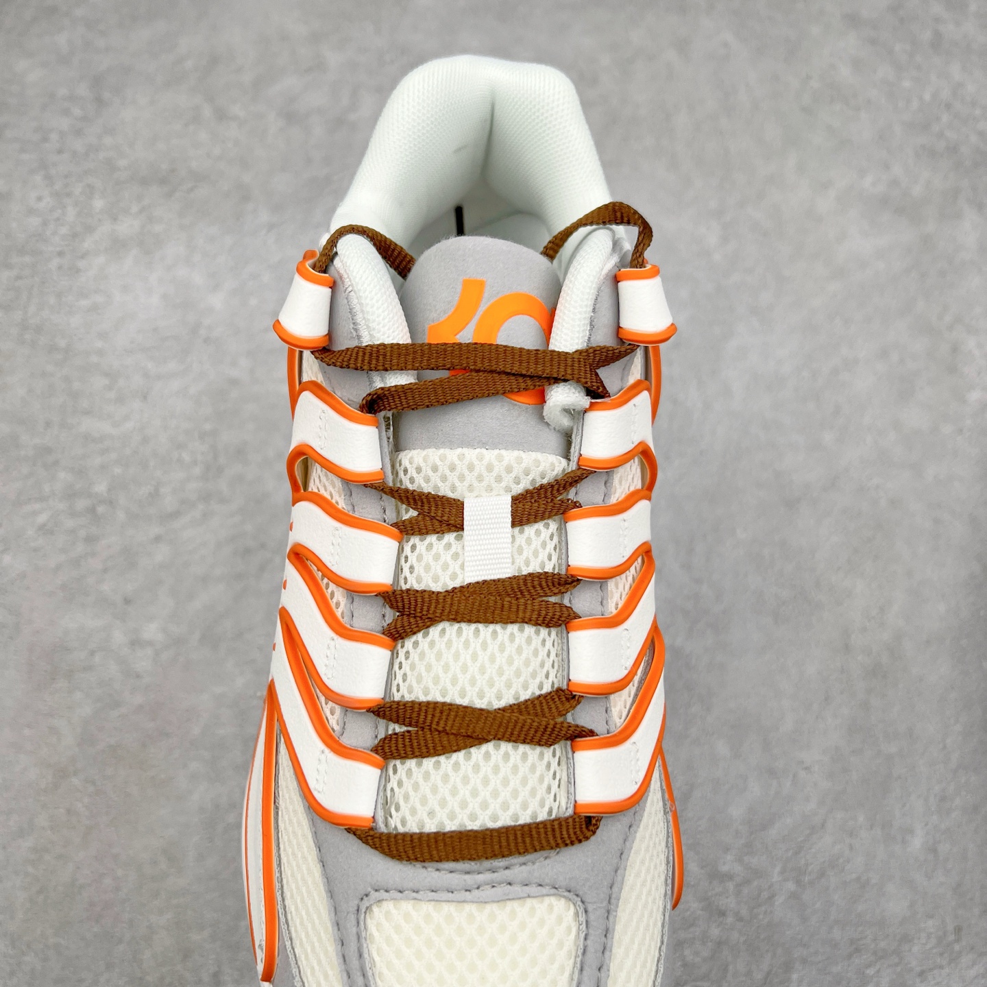 图片[5]-NK KD18 EP 杜兰特十八代签名实战篮球鞋 KD 18 的设计是致敬1997年诞生的 Air Terra Humara 鞋面标志性的设计。整体的设计语言和上一代基本类似，毕竟耐克在面对老将战靴的迭代更新方面，似乎也不会太大刀阔斧去变。鞋面的帆布材料包裹鞋跟和鞋领，增强了球鞋的耐用性和质感，此外，球鞋的中足覆盖层由纹理 TPU 和橡胶混合而成。科技配置方面，KD 18包括了前掌 Zoom Air 气垫，Cushlon 泡沫提供轻便舒适感。尺码：40 40.5 41 42 42.5 43 44 44.5 45 46-选品中心