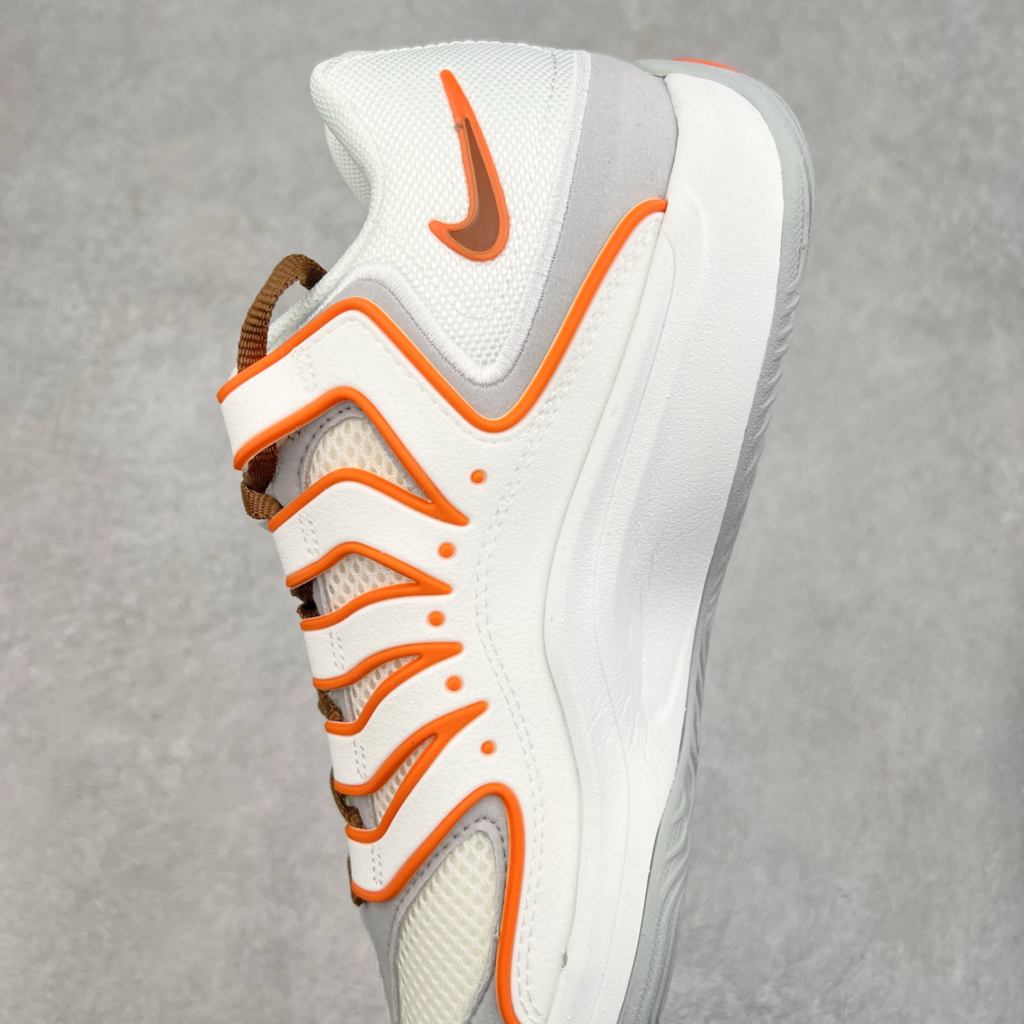 图片[7]-NK KD18 EP 杜兰特十八代签名实战篮球鞋 KD 18 的设计是致敬1997年诞生的 Air Terra Humara 鞋面标志性的设计。整体的设计语言和上一代基本类似，毕竟耐克在面对老将战靴的迭代更新方面，似乎也不会太大刀阔斧去变。鞋面的帆布材料包裹鞋跟和鞋领，增强了球鞋的耐用性和质感，此外，球鞋的中足覆盖层由纹理 TPU 和橡胶混合而成。科技配置方面，KD 18包括了前掌 Zoom Air 气垫，Cushlon 泡沫提供轻便舒适感。尺码：40 40.5 41 42 42.5 43 44 44.5 45 46-选品中心