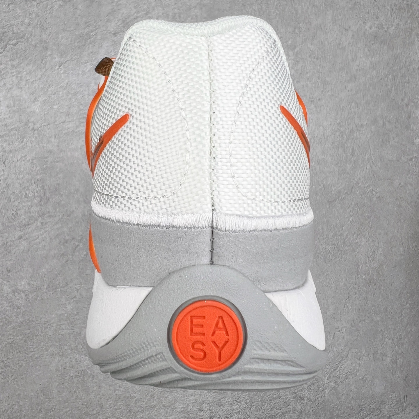 图片[8]-NK KD18 EP 杜兰特十八代签名实战篮球鞋 KD 18 的设计是致敬1997年诞生的 Air Terra Humara 鞋面标志性的设计。整体的设计语言和上一代基本类似，毕竟耐克在面对老将战靴的迭代更新方面，似乎也不会太大刀阔斧去变。鞋面的帆布材料包裹鞋跟和鞋领，增强了球鞋的耐用性和质感，此外，球鞋的中足覆盖层由纹理 TPU 和橡胶混合而成。科技配置方面，KD 18包括了前掌 Zoom Air 气垫，Cushlon 泡沫提供轻便舒适感。尺码：40 40.5 41 42 42.5 43 44 44.5 45 46-选品中心