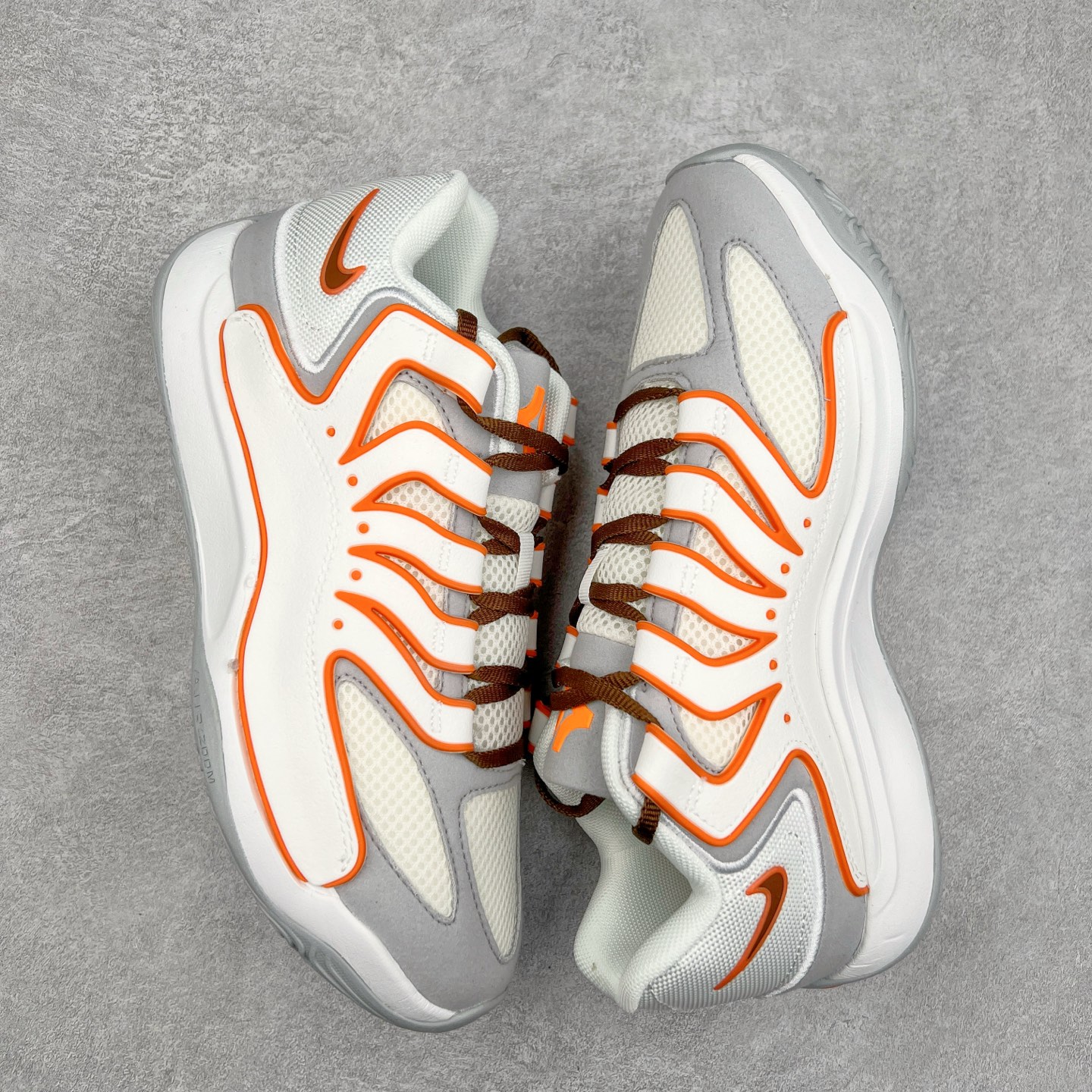 图片[3]-NK KD18 EP 杜兰特十八代签名实战篮球鞋 KD 18 的设计是致敬1997年诞生的 Air Terra Humara 鞋面标志性的设计。整体的设计语言和上一代基本类似，毕竟耐克在面对老将战靴的迭代更新方面，似乎也不会太大刀阔斧去变。鞋面的帆布材料包裹鞋跟和鞋领，增强了球鞋的耐用性和质感，此外，球鞋的中足覆盖层由纹理 TPU 和橡胶混合而成。科技配置方面，KD 18包括了前掌 Zoom Air 气垫，Cushlon 泡沫提供轻便舒适感。尺码：40 40.5 41 42 42.5 43 44 44.5 45 46-选品中心