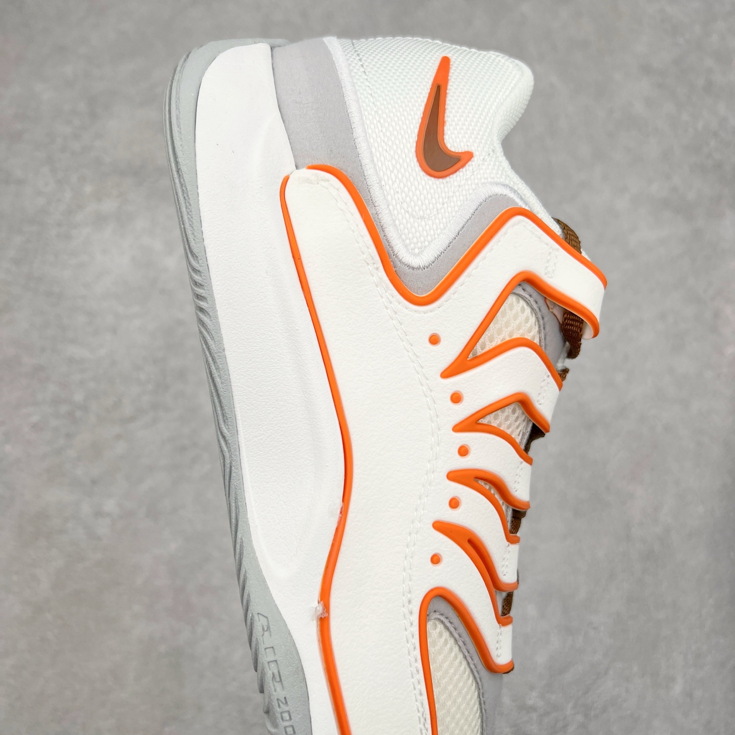 图片[6]-NK KD18 EP 杜兰特十八代签名实战篮球鞋 KD 18 的设计是致敬1997年诞生的 Air Terra Humara 鞋面标志性的设计。整体的设计语言和上一代基本类似，毕竟耐克在面对老将战靴的迭代更新方面，似乎也不会太大刀阔斧去变。鞋面的帆布材料包裹鞋跟和鞋领，增强了球鞋的耐用性和质感，此外，球鞋的中足覆盖层由纹理 TPU 和橡胶混合而成。科技配置方面，KD 18包括了前掌 Zoom Air 气垫，Cushlon 泡沫提供轻便舒适感。尺码：40 40.5 41 42 42.5 43 44 44.5 45 46-选品中心