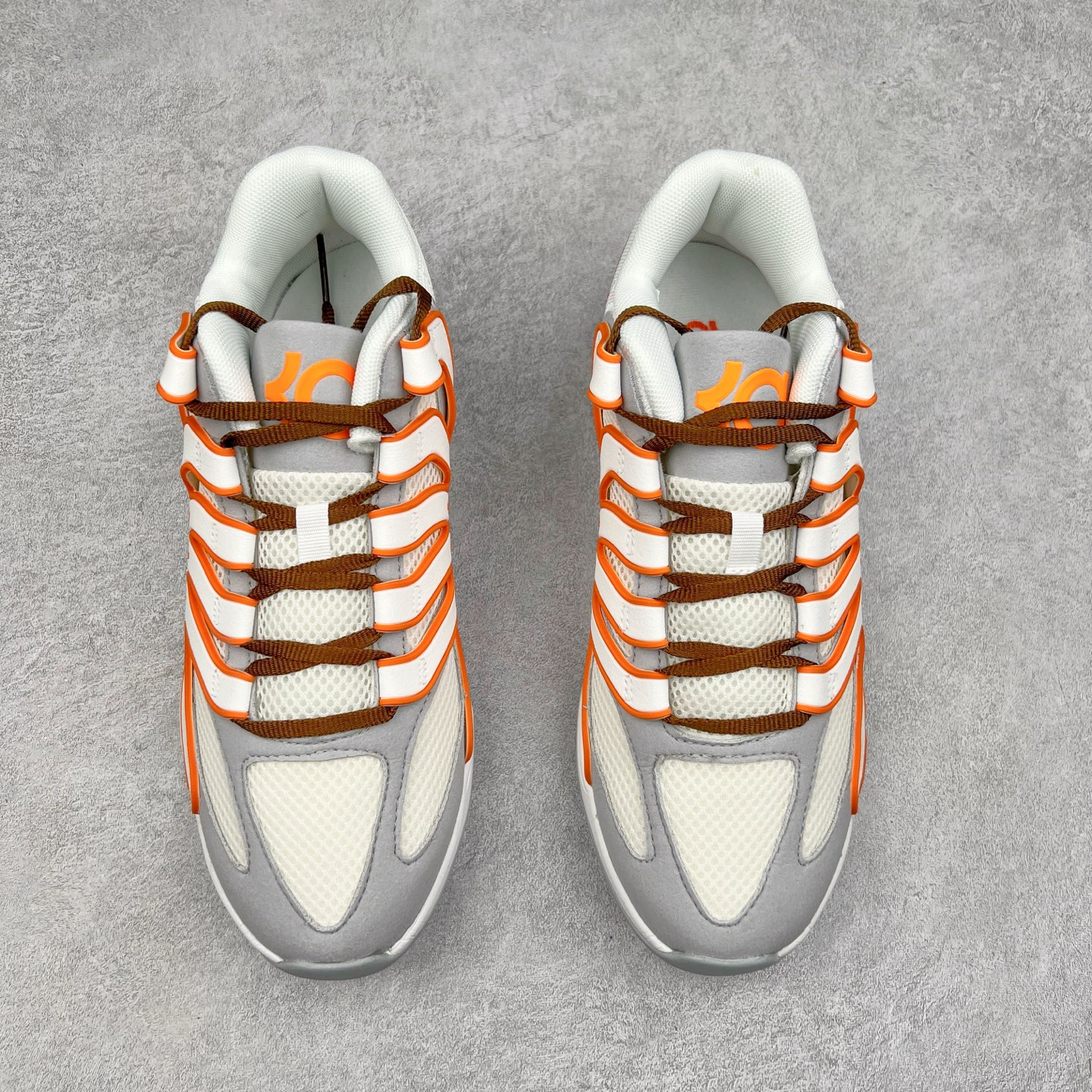 图片[2]-NK KD18 EP 杜兰特十八代签名实战篮球鞋 KD 18 的设计是致敬1997年诞生的 Air Terra Humara 鞋面标志性的设计。整体的设计语言和上一代基本类似，毕竟耐克在面对老将战靴的迭代更新方面，似乎也不会太大刀阔斧去变。鞋面的帆布材料包裹鞋跟和鞋领，增强了球鞋的耐用性和质感，此外，球鞋的中足覆盖层由纹理 TPU 和橡胶混合而成。科技配置方面，KD 18包括了前掌 Zoom Air 气垫，Cushlon 泡沫提供轻便舒适感。尺码：40 40.5 41 42 42.5 43 44 44.5 45 46-选品中心