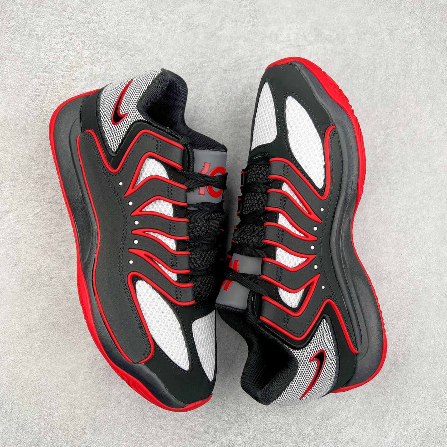 图片[3]-NK KD18 EP 杜兰特十八代签名实战篮球鞋 KD 18 的设计是致敬1997年诞生的 Air Terra Humara 鞋面标志性的设计。整体的设计语言和上一代基本类似，毕竟耐克在面对老将战靴的迭代更新方面，似乎也不会太大刀阔斧去变。鞋面的帆布材料包裹鞋跟和鞋领，增强了球鞋的耐用性和质感，此外，球鞋的中足覆盖层由纹理 TPU 和橡胶混合而成。科技配置方面，KD 18包括了前掌 Zoom Air 气垫，Cushlon 泡沫提供轻便舒适感。尺码：40 40.5 41 42 42.5 43 44 44.5 45 46-选品中心