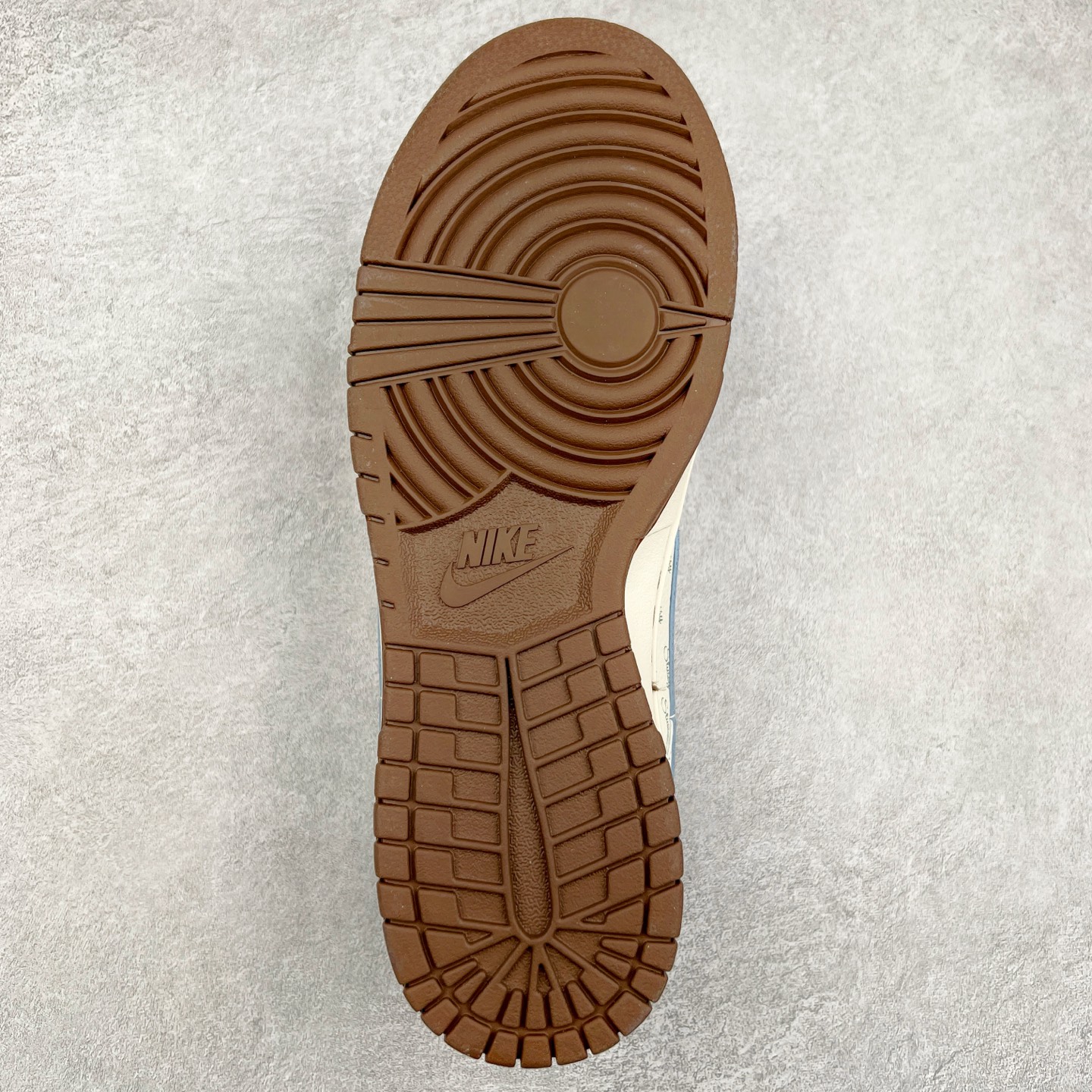 图片[9]-NK Dunk Low 定制配色 ZH2598-248 大厂出品 极力推荐 原装头层材料 独家版型蒸餾加工帶來的是更好的视觉和脚感体验大厂纯原品质出货 清洁度 电绣工艺 皮料切割干净无任何毛边 细节完美 实拍调校N版已经零色差零失真 百分百还原实物色彩所见即所得 不存在货不对板色差等低级问题 选购参考实物拍摄 不混卖不参货 只用心做好货严格选品 承诺混一赔十 尺码：36 36.5 37.5 38 38.5 39 40 40.5 41 42 42.5 43 44 44.5 45-选品中心