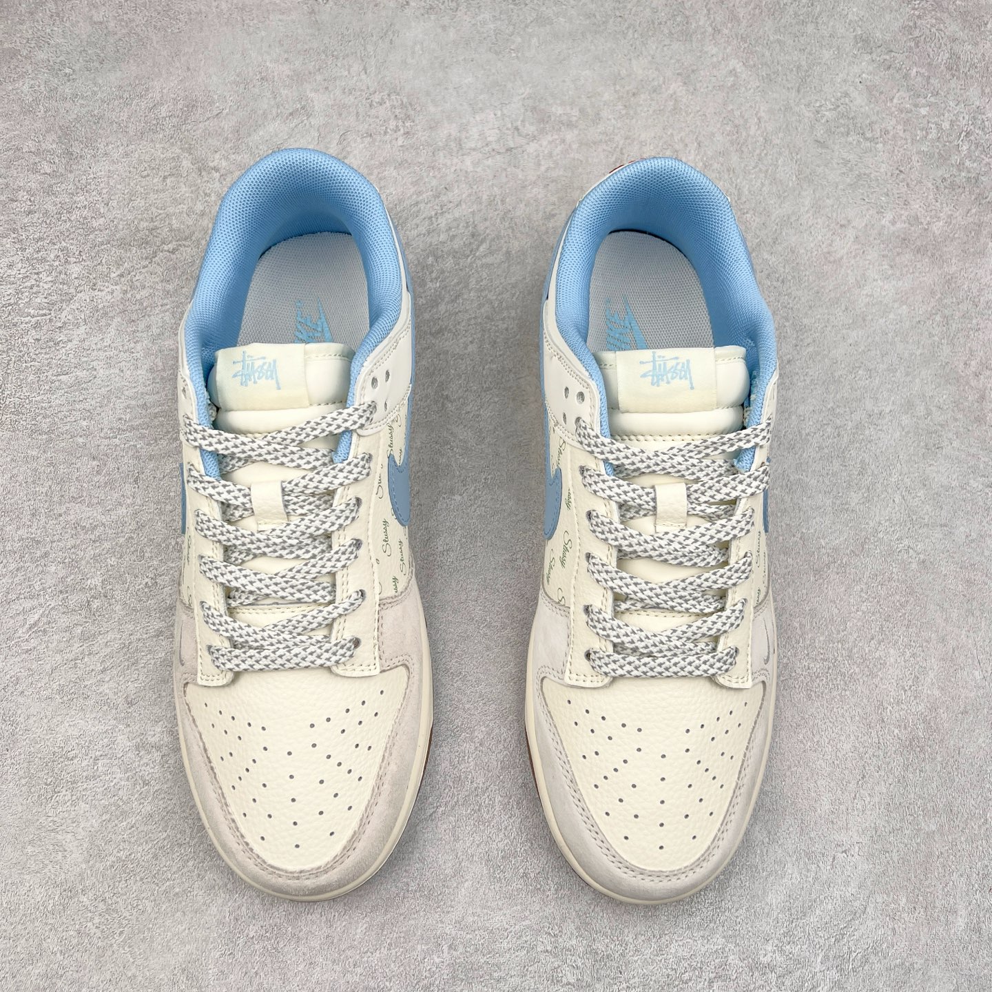 图片[2]-NK Dunk Low 定制配色 ZH2598-248 大厂出品 极力推荐 原装头层材料 独家版型蒸餾加工帶來的是更好的视觉和脚感体验大厂纯原品质出货 清洁度 电绣工艺 皮料切割干净无任何毛边 细节完美 实拍调校N版已经零色差零失真 百分百还原实物色彩所见即所得 不存在货不对板色差等低级问题 选购参考实物拍摄 不混卖不参货 只用心做好货严格选品 承诺混一赔十 尺码：36 36.5 37.5 38 38.5 39 40 40.5 41 42 42.5 43 44 44.5 45-选品中心