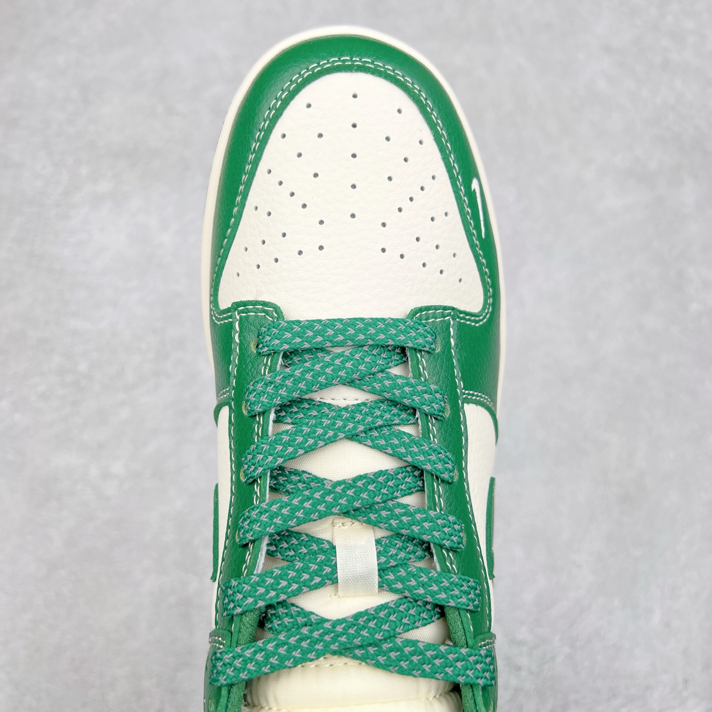 图片[4]-NK Dunk Low 定制配色 BB9898-005 大厂出品 极力推荐 原装头层材料 独家版型蒸餾加工帶來的是更好的视觉和脚感体验大厂纯原品质出货 清洁度 电绣工艺 皮料切割干净无任何毛边 细节完美 实拍调校N版已经零色差零失真 百分百还原实物色彩所见即所得 不存在货不对板色差等低级问题 选购参考实物拍摄 不混卖不参货 只用心做好货严格选品 承诺混一赔十 尺码：36 36.5 37.5 38 38.5 39 40 40.5 41 42 42.5 43 44 44.5 45-选品中心