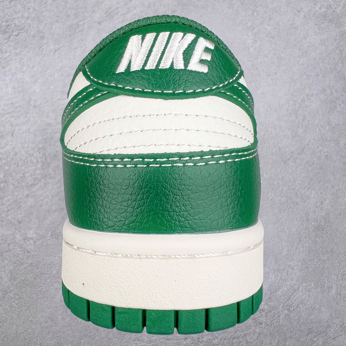 图片[8]-NK Dunk Low 定制配色 BB9898-005 大厂出品 极力推荐 原装头层材料 独家版型蒸餾加工帶來的是更好的视觉和脚感体验大厂纯原品质出货 清洁度 电绣工艺 皮料切割干净无任何毛边 细节完美 实拍调校N版已经零色差零失真 百分百还原实物色彩所见即所得 不存在货不对板色差等低级问题 选购参考实物拍摄 不混卖不参货 只用心做好货严格选品 承诺混一赔十 尺码：36 36.5 37.5 38 38.5 39 40 40.5 41 42 42.5 43 44 44.5 45-选品中心