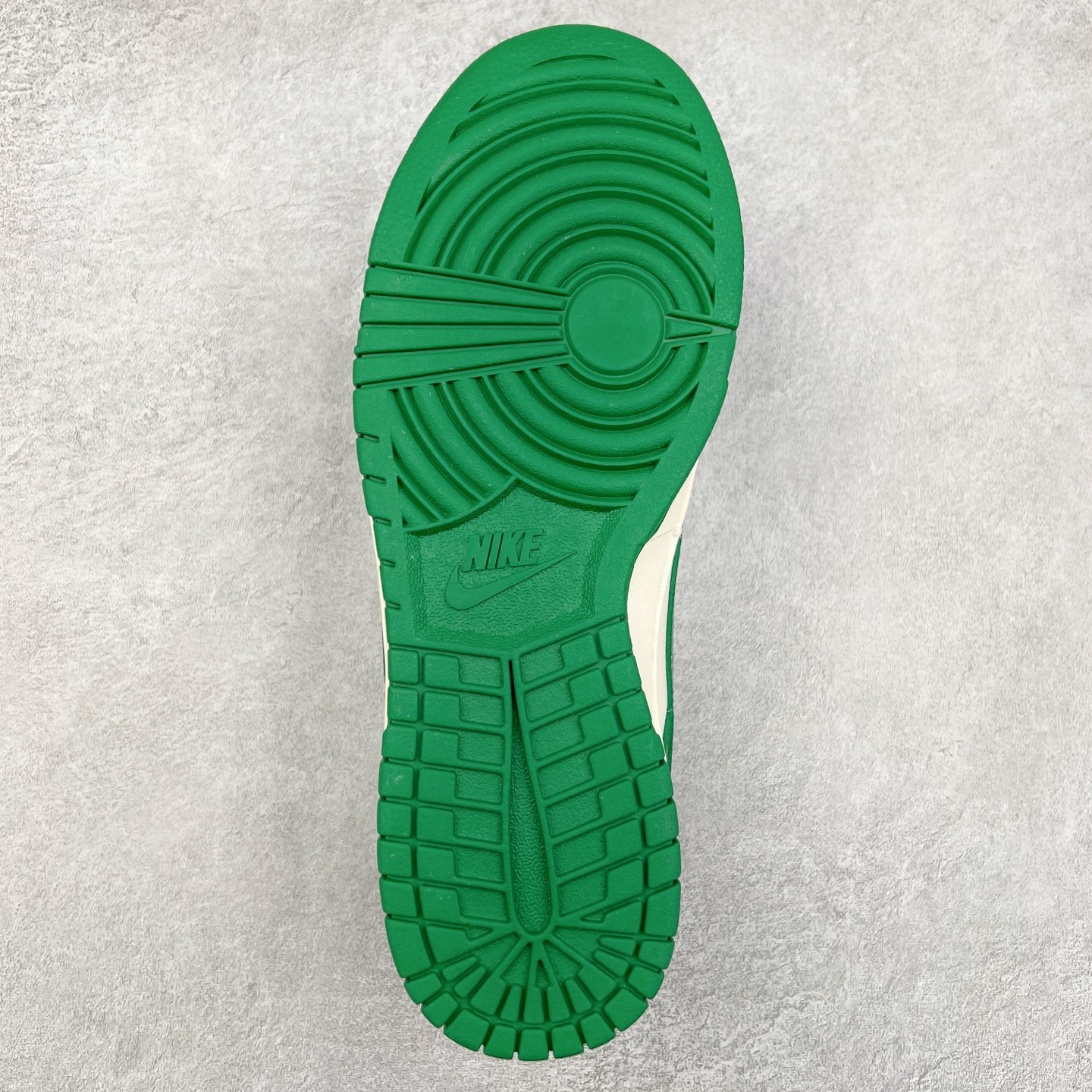 图片[9]-NK Dunk Low 定制配色 BB9898-005 大厂出品 极力推荐 原装头层材料 独家版型蒸餾加工帶來的是更好的视觉和脚感体验大厂纯原品质出货 清洁度 电绣工艺 皮料切割干净无任何毛边 细节完美 实拍调校N版已经零色差零失真 百分百还原实物色彩所见即所得 不存在货不对板色差等低级问题 选购参考实物拍摄 不混卖不参货 只用心做好货严格选品 承诺混一赔十 尺码：36 36.5 37.5 38 38.5 39 40 40.5 41 42 42.5 43 44 44.5 45-选品中心