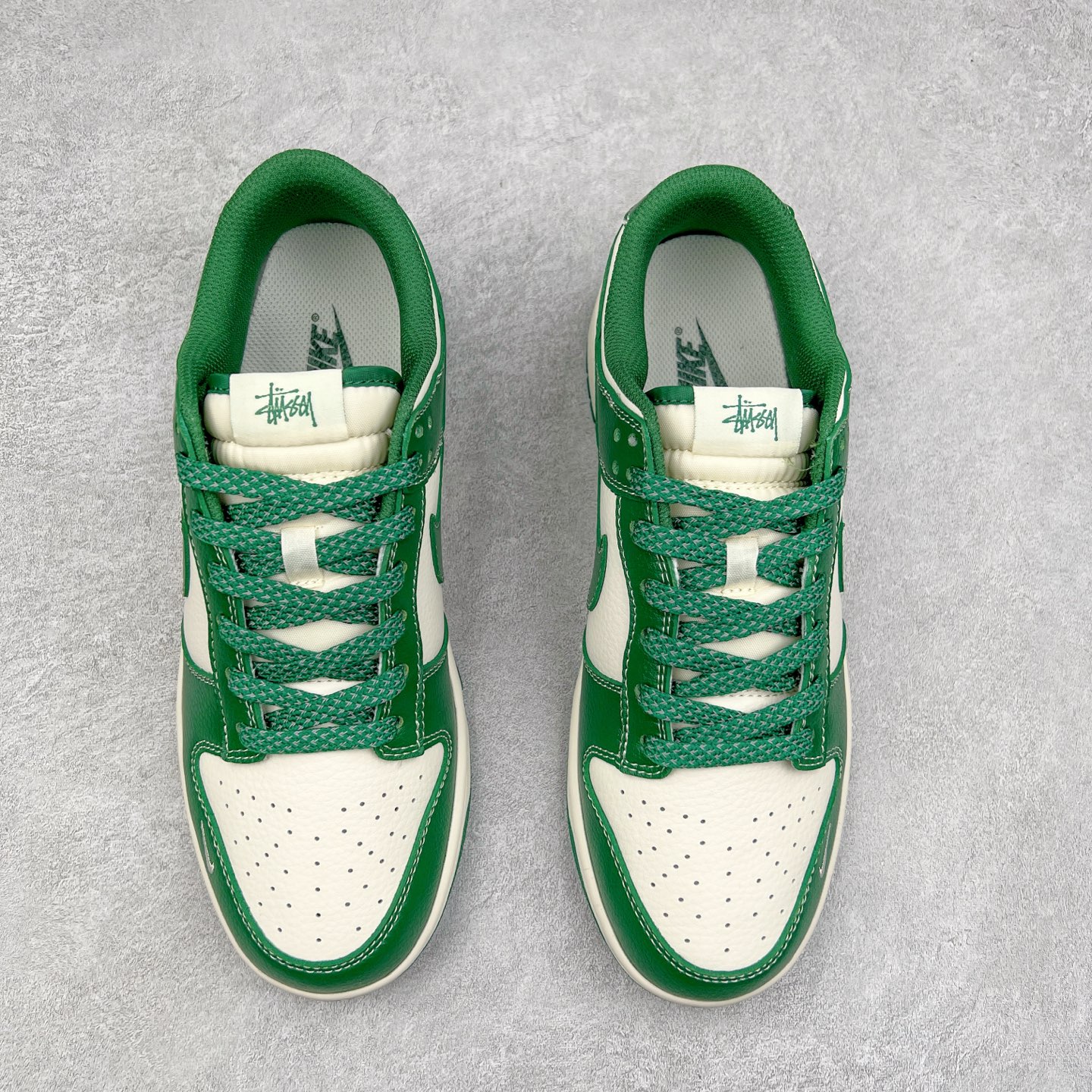 图片[2]-NK Dunk Low 定制配色 BB9898-005 大厂出品 极力推荐 原装头层材料 独家版型蒸餾加工帶來的是更好的视觉和脚感体验大厂纯原品质出货 清洁度 电绣工艺 皮料切割干净无任何毛边 细节完美 实拍调校N版已经零色差零失真 百分百还原实物色彩所见即所得 不存在货不对板色差等低级问题 选购参考实物拍摄 不混卖不参货 只用心做好货严格选品 承诺混一赔十 尺码：36 36.5 37.5 38 38.5 39 40 40.5 41 42 42.5 43 44 44.5 45-选品中心