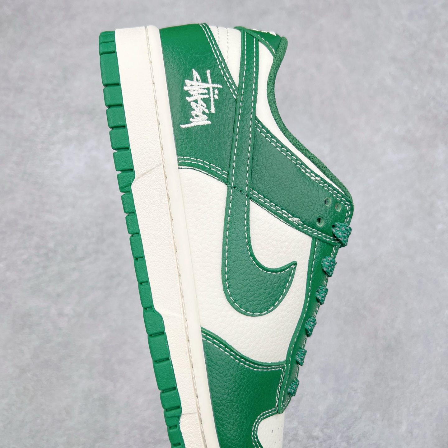 图片[6]-NK Dunk Low 定制配色 BB9898-005 大厂出品 极力推荐 原装头层材料 独家版型蒸餾加工帶來的是更好的视觉和脚感体验大厂纯原品质出货 清洁度 电绣工艺 皮料切割干净无任何毛边 细节完美 实拍调校N版已经零色差零失真 百分百还原实物色彩所见即所得 不存在货不对板色差等低级问题 选购参考实物拍摄 不混卖不参货 只用心做好货严格选品 承诺混一赔十 尺码：36 36.5 37.5 38 38.5 39 40 40.5 41 42 42.5 43 44 44.5 45-选品中心