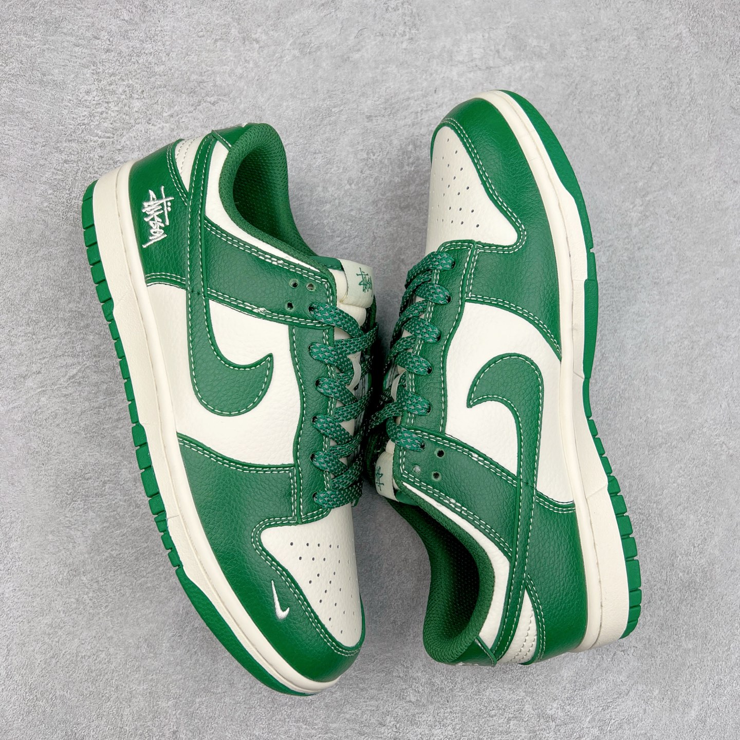 图片[3]-NK Dunk Low 定制配色 BB9898-005 大厂出品 极力推荐 原装头层材料 独家版型蒸餾加工帶來的是更好的视觉和脚感体验大厂纯原品质出货 清洁度 电绣工艺 皮料切割干净无任何毛边 细节完美 实拍调校N版已经零色差零失真 百分百还原实物色彩所见即所得 不存在货不对板色差等低级问题 选购参考实物拍摄 不混卖不参货 只用心做好货严格选品 承诺混一赔十 尺码：36 36.5 37.5 38 38.5 39 40 40.5 41 42 42.5 43 44 44.5 45-选品中心